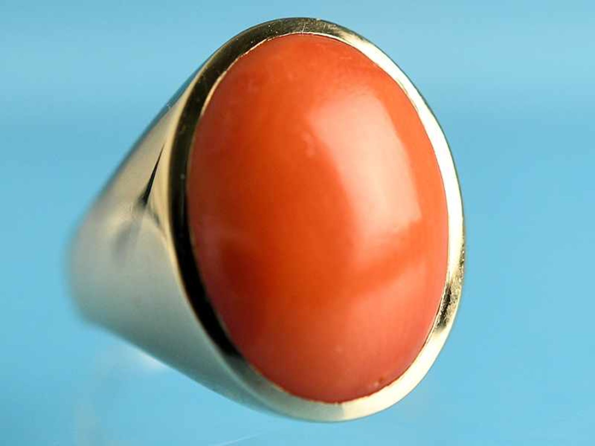 Ring mit Korallen-Cabochon, Goldschmiedearbeit, 90- er Jahre 585/- Gelbgold. Gesamtgewicht 9,6 g.