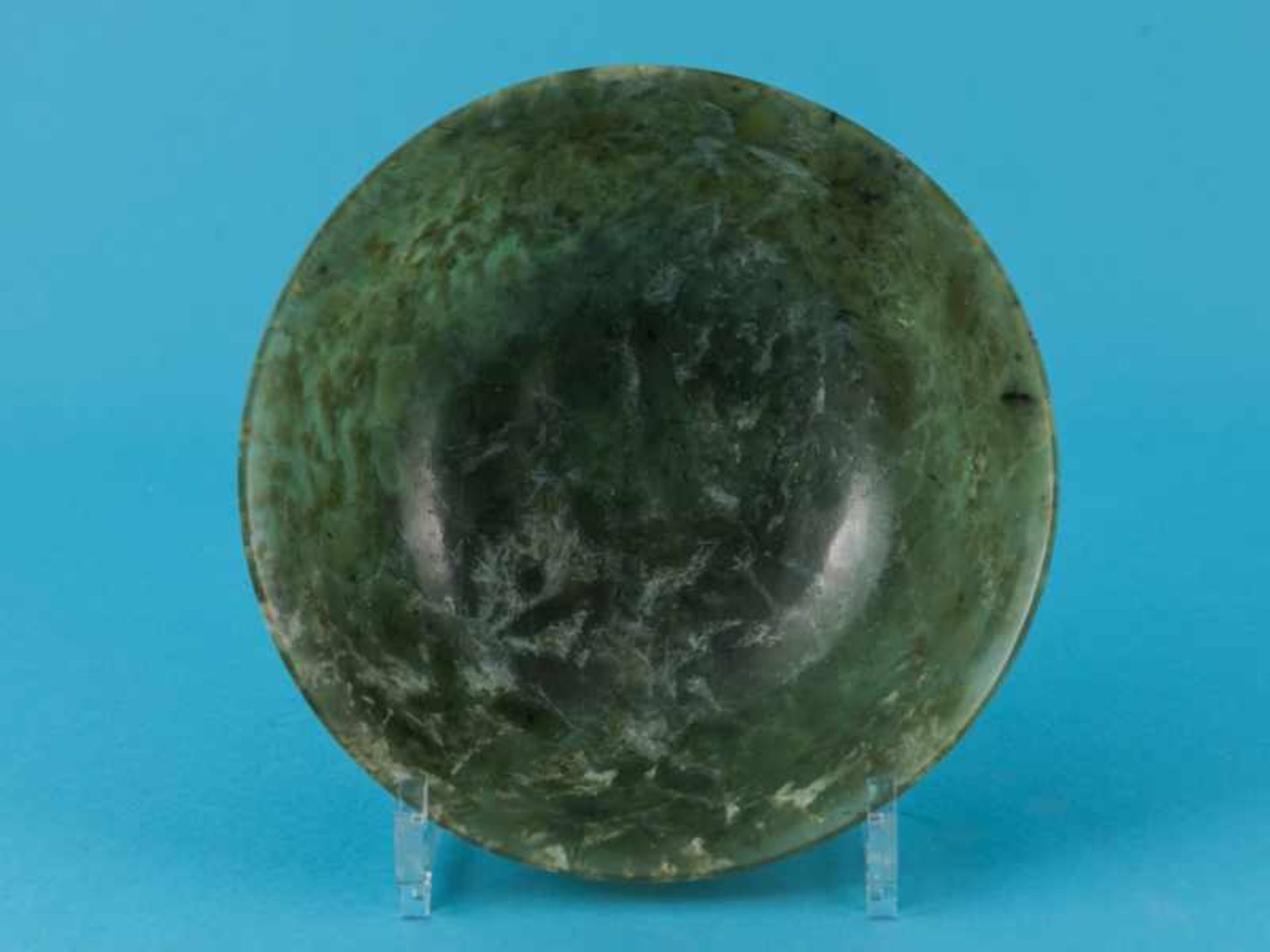 Jade-Rundschale, asiatisch, wohl 18./ 19. Jh. Jade in grün variierter, teils weißlich opak, - Image 3 of 7