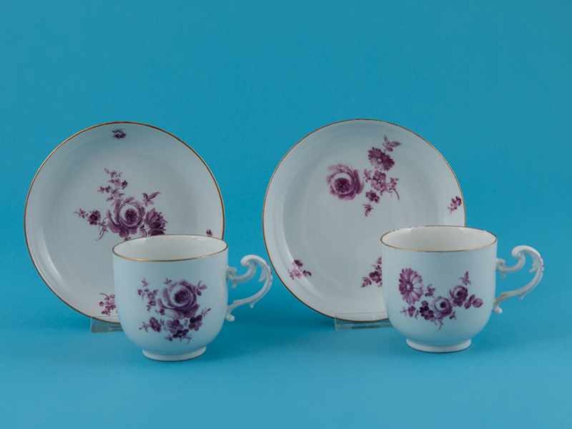 Paar Rokoko-Kaffeetassen mit Unterschalen, Meissen, ca. 1750 - 1775. Weißporzellan mit Floralmalerei