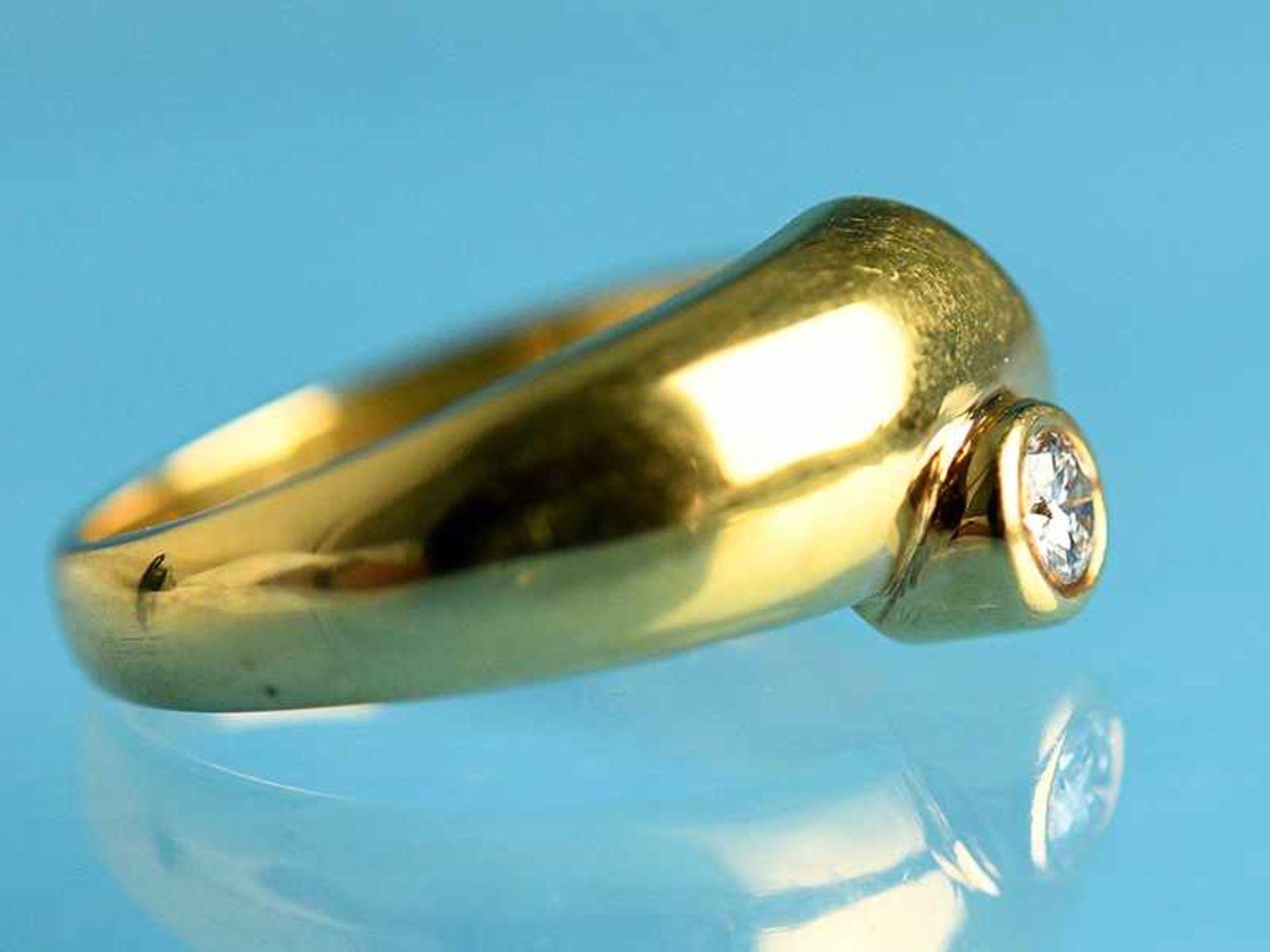 Ring mit Brillant ca. 0,10 ct, 90- er Jahre 750/- Gelbgold. Gesamtgewicht ca. 5,6 g. Stilisierte - Bild 5 aus 6