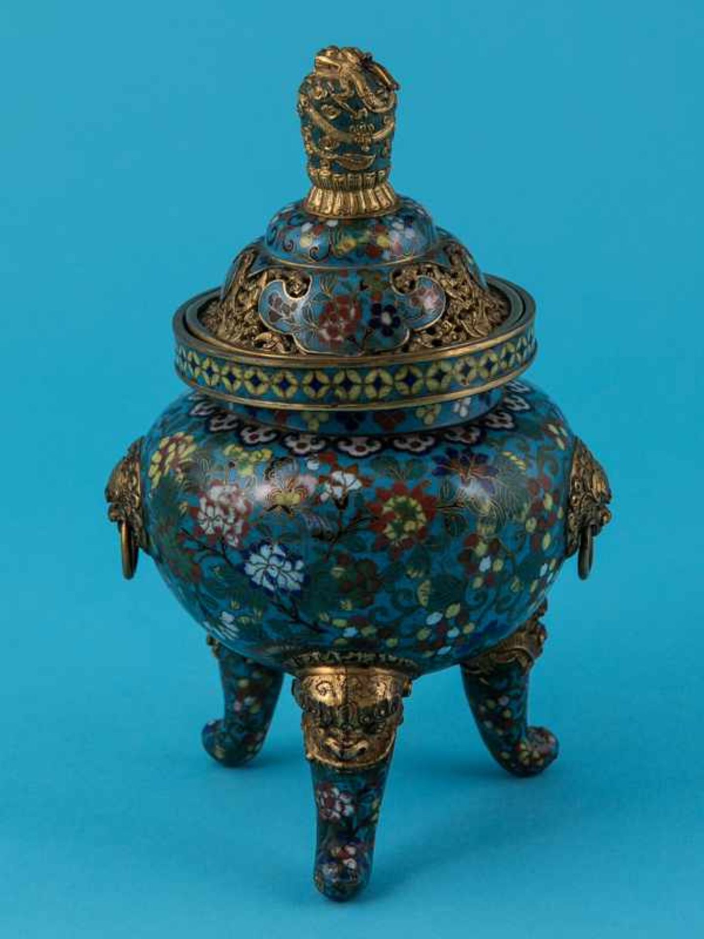 Cloisonné-Räuchergefäß, China, späte Qing-Dynastie (19. Jh.). Bronze mit türkisgrundigem farbigen - Image 8 of 9