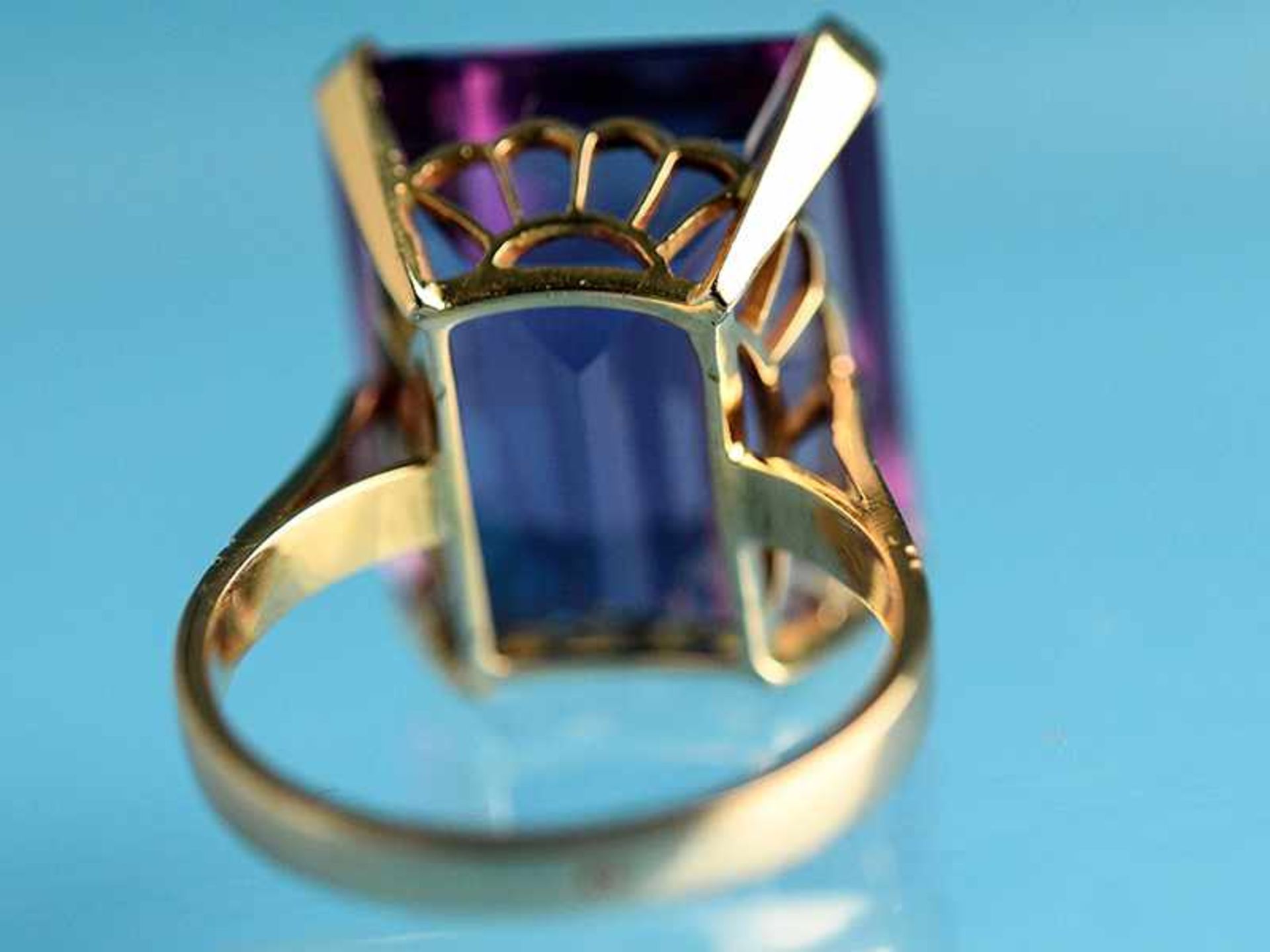 Ring mit Amethyst, 70- er Jahre 585/- Gelbgold. Gesamtgewicht ca. 8,2 g. Rechteckiger, - Image 3 of 4