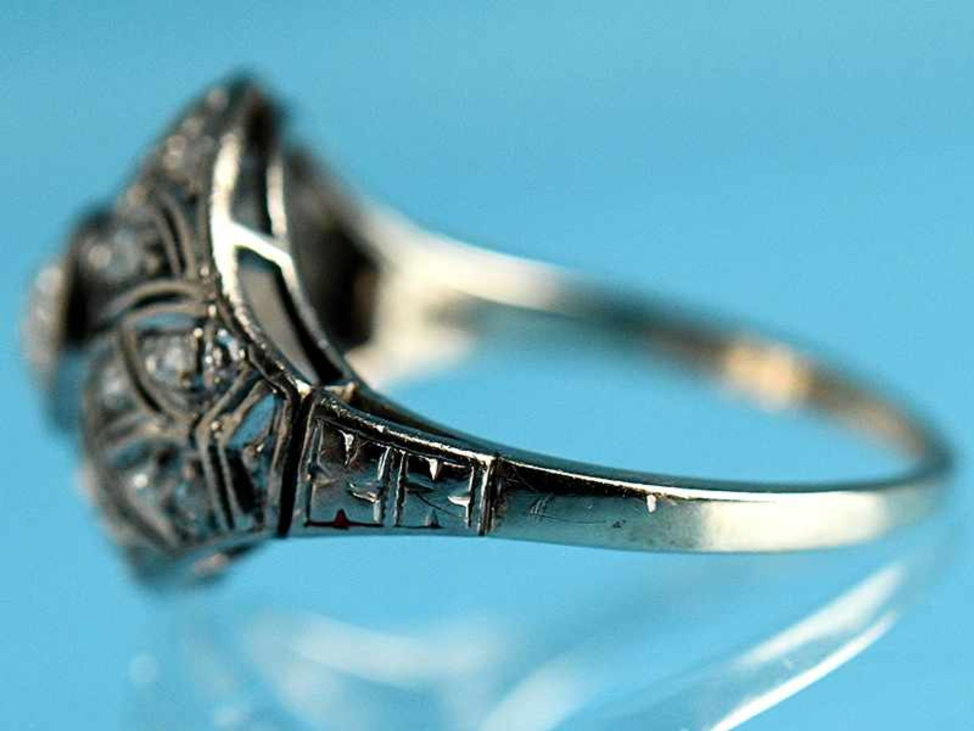 Ring mit Altschliff-Diamant ca. 0,7 und ca. 20 kleinen Diamanten, zusammen ca. 0,15 ct, Art Deco - Bild 4 aus 6