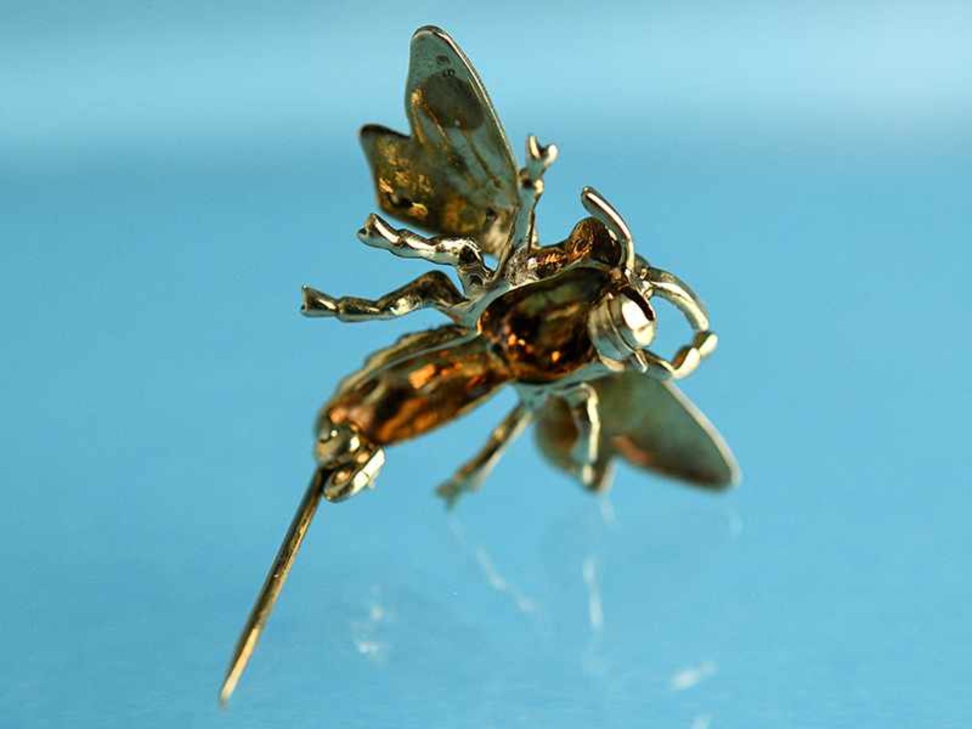 Kleine Nadel "Biene" mit 2 kleinen Rubinen, 20. Jh. 585/- Gelbgold. Gesamtgewicht ca. 4,7 g. - Bild 3 aus 3