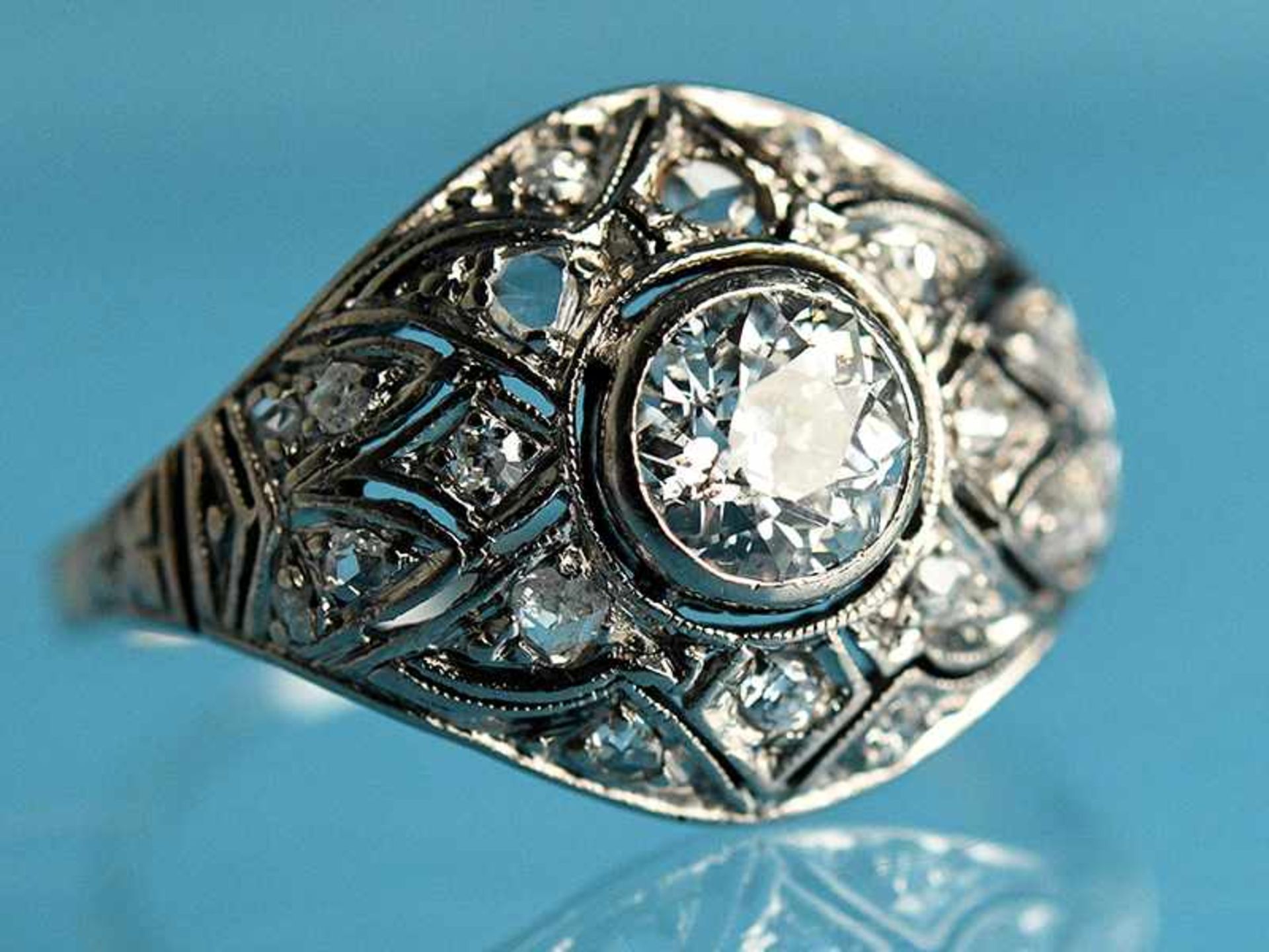 Ring mit Altschliff-Diamant ca. 0,7 und ca. 20 kleinen Diamanten, zusammen ca. 0,15 ct, Art Deco - Bild 3 aus 6