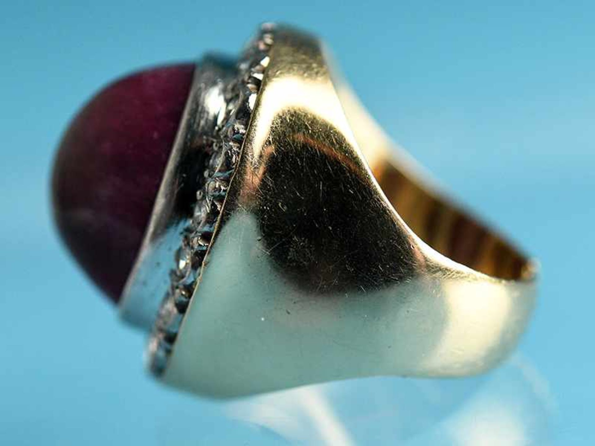 Massiver Bandring mit Rubin-Cabochon und 18 Brillanten, zusammen ca. 1 ct, 90- er Jahre 585/- - Bild 3 aus 5