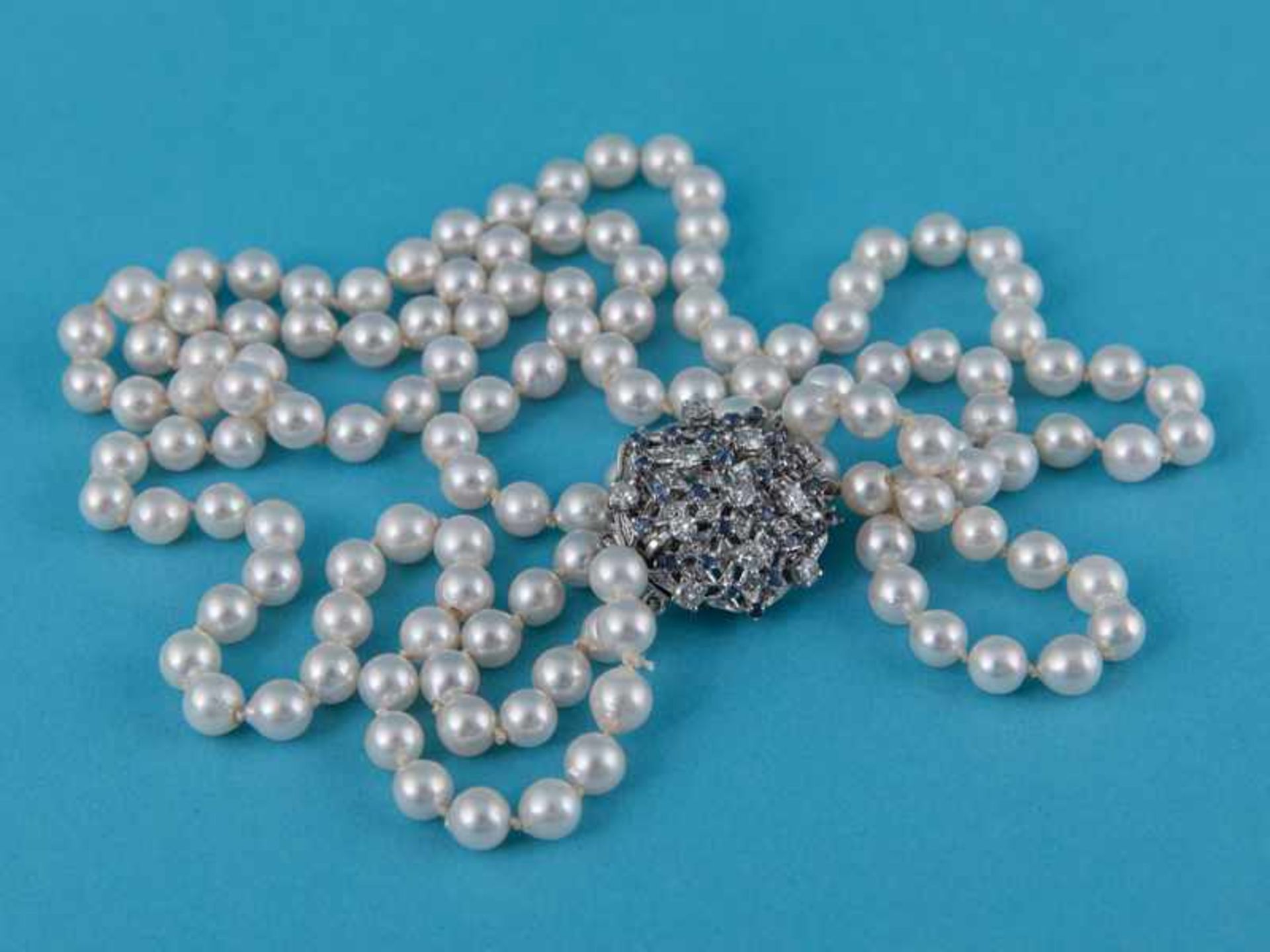 2 rhg. Perlenkette, Schloß mit kleinen Saphiren- und 11 Brillanten, zusammen ca. 0,5 ct, 80- er - Image 2 of 3