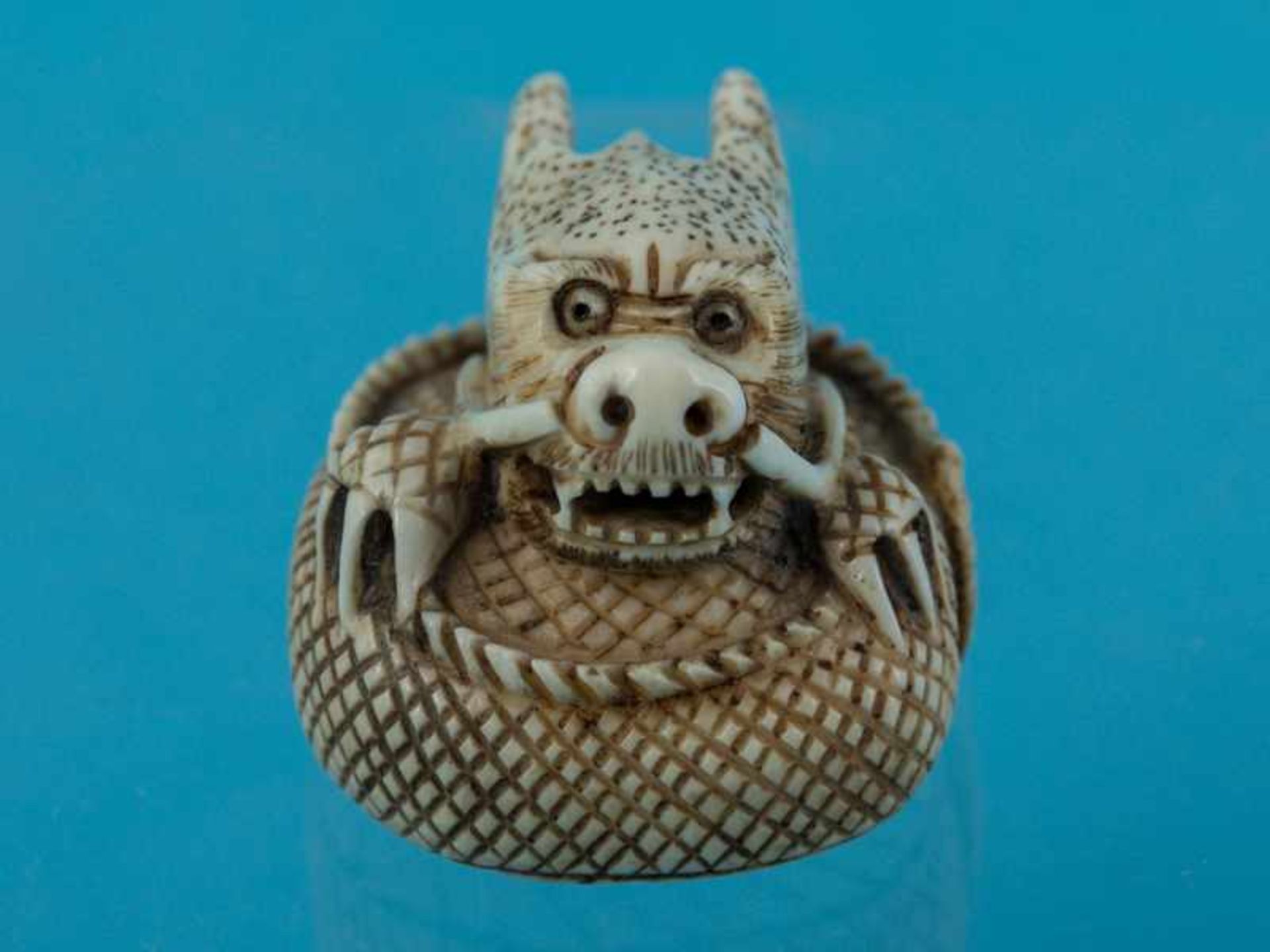 Netsuke, Japan, Meiji-Zeit, um 1900 "gewundener Drache". Elfenbein. Fein gravierter Strukturdekor,