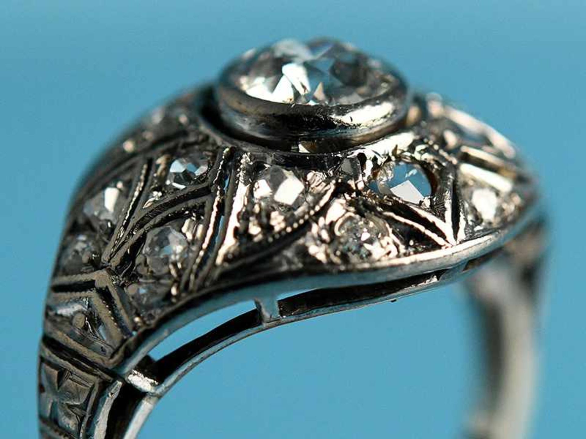 Ring mit Altschliff-Diamant ca. 0,7 und ca. 20 kleinen Diamanten, zusammen ca. 0,15 ct, Art Deco - Bild 5 aus 6