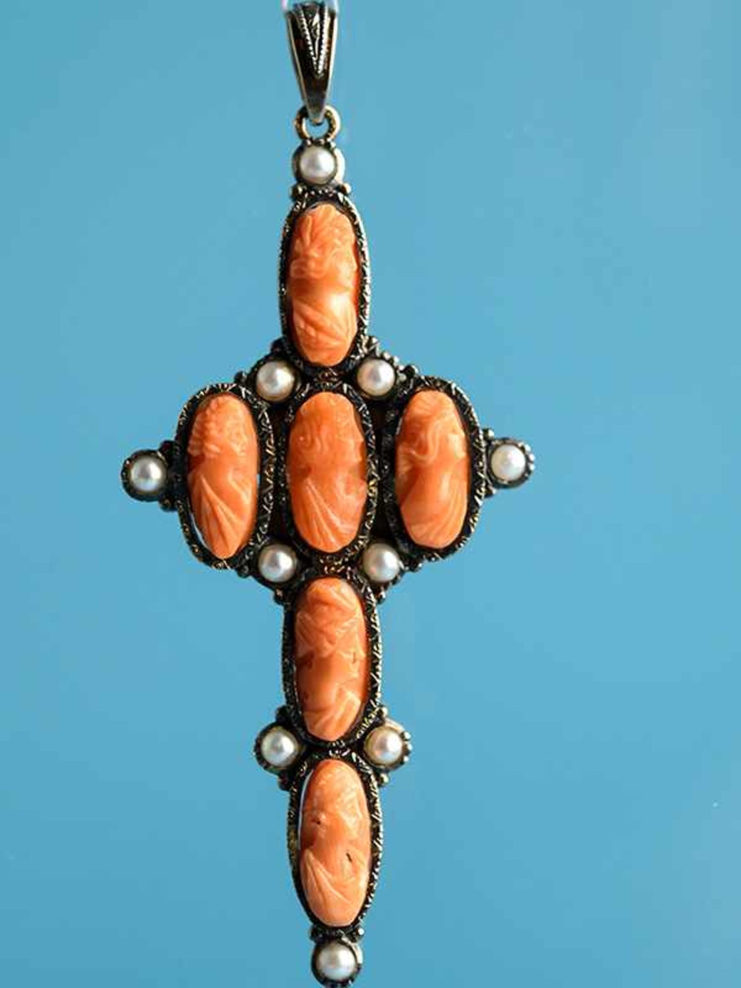 Kreuzanhänger mit 10 Orient-Halbperlen und 6 Korallen-Kameen, 20. Jh. 585/- Roségold.