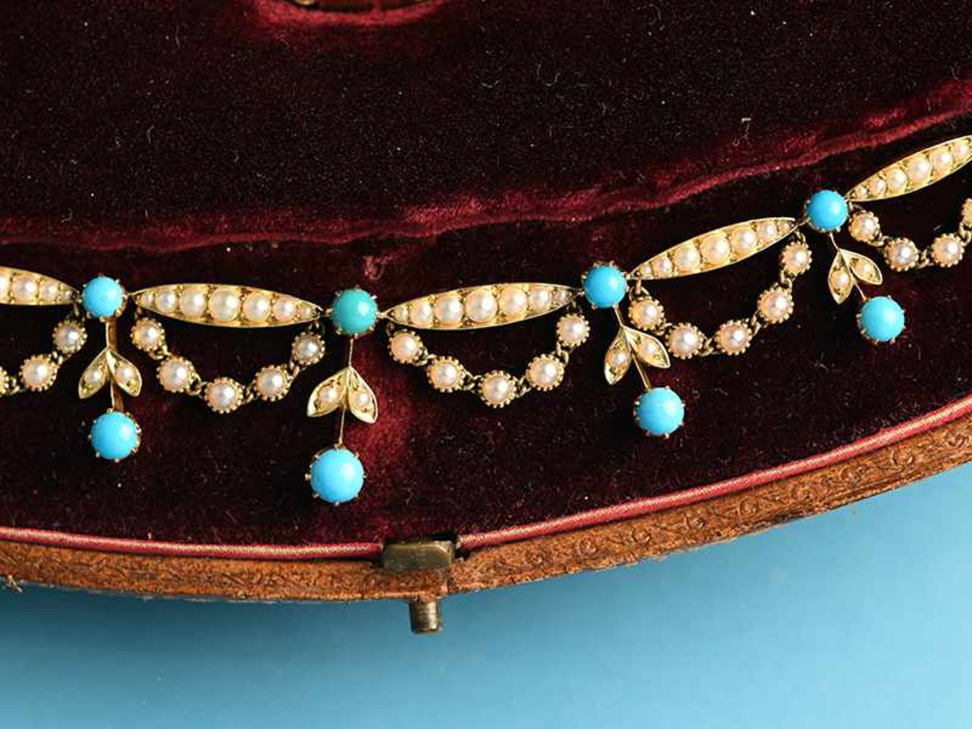 Collier mit Orient-Halbperlen und Türkis-Cabochons, im Original-Etui, D&J Wellby Ltd.Garrick St., - Image 4 of 5