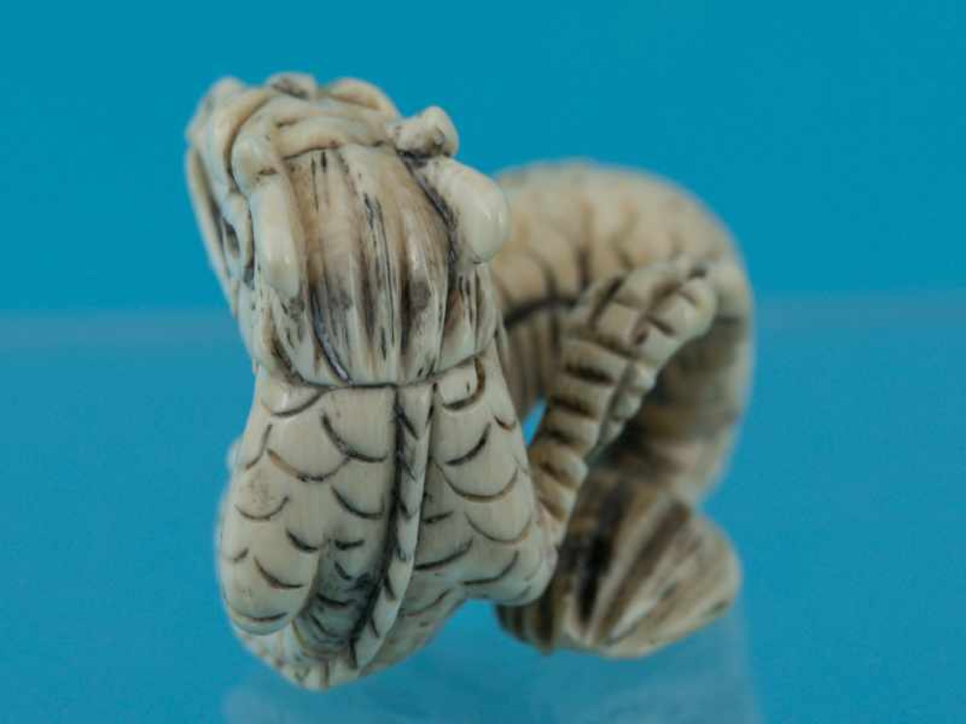 Netsuke, Japan, Meiji-Zeit, um 1900 "liegender Drache". Elfenbein. Fein gravierter Strukturdekor, - Image 5 of 9