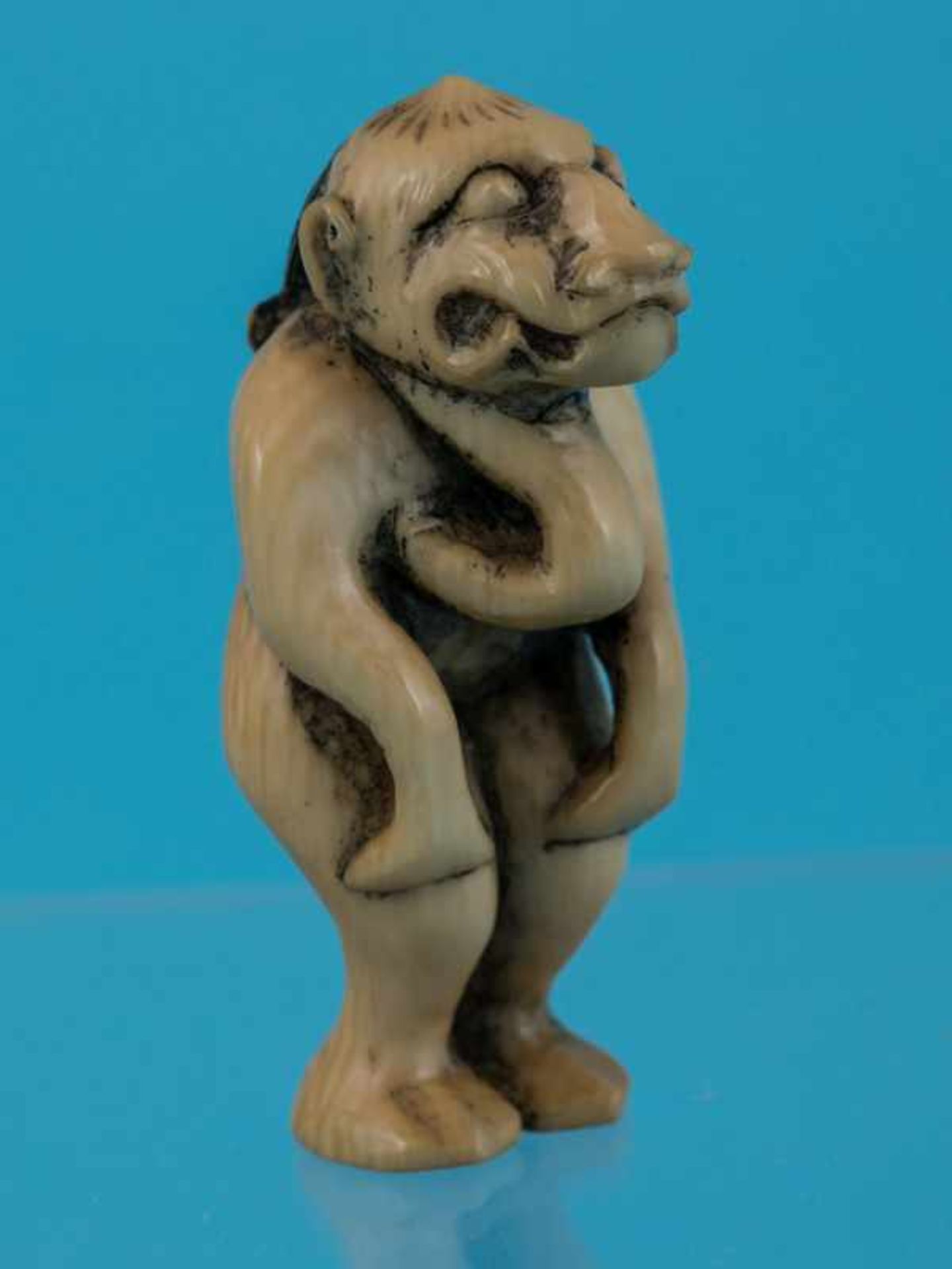 Netsuke, 18./ 19. Jh. "stehender Dämon". Elfenbein. Fein gravierter Strukturdekor, schwarz - Bild 2 aus 8