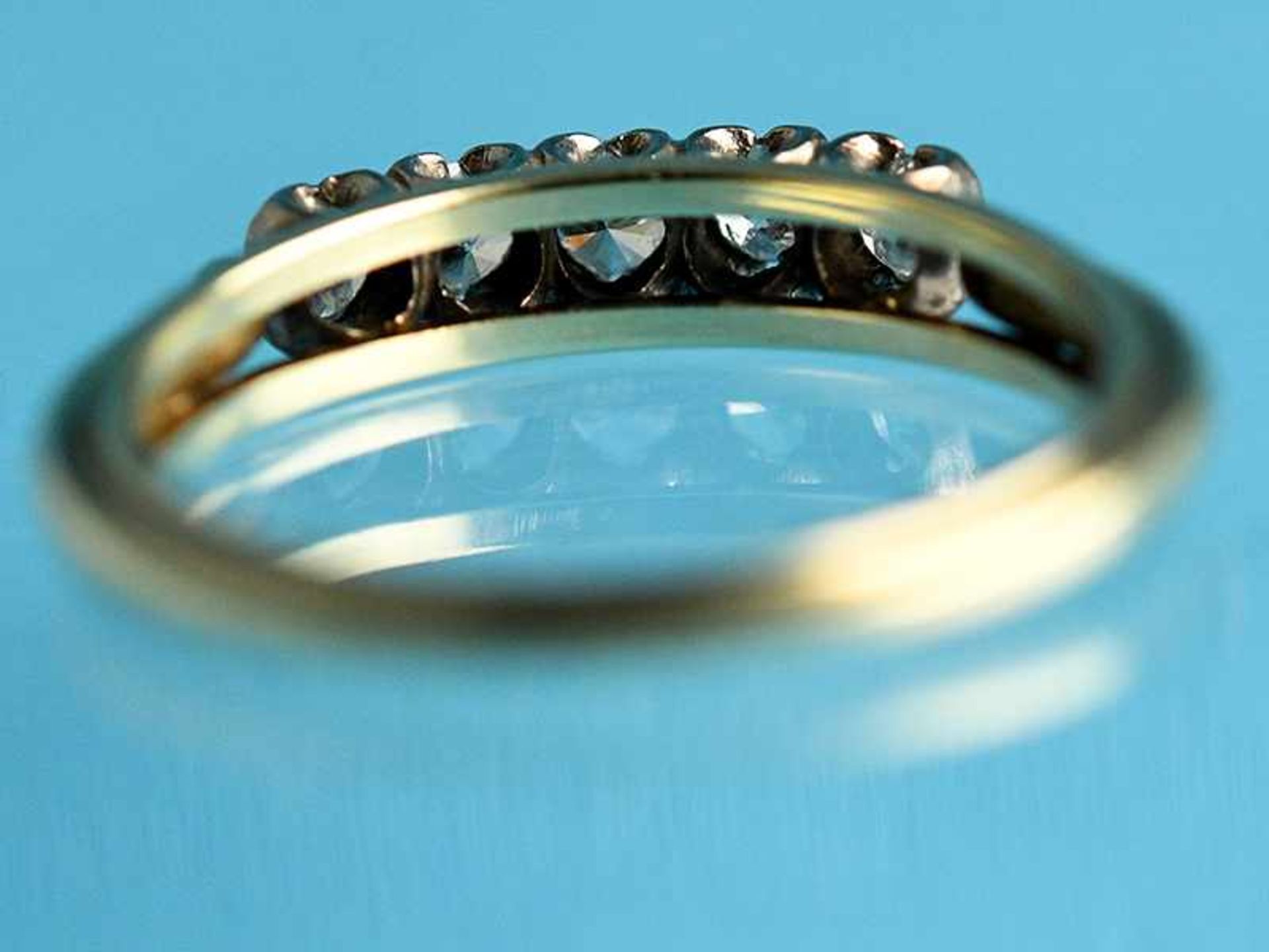 Ring mit 5 Brillanten, zusammen ca. 0,6 ct, 60- er Jahre 585/- Gelb- und Weißgold. Gesamtgewicht ca. - Image 4 of 4