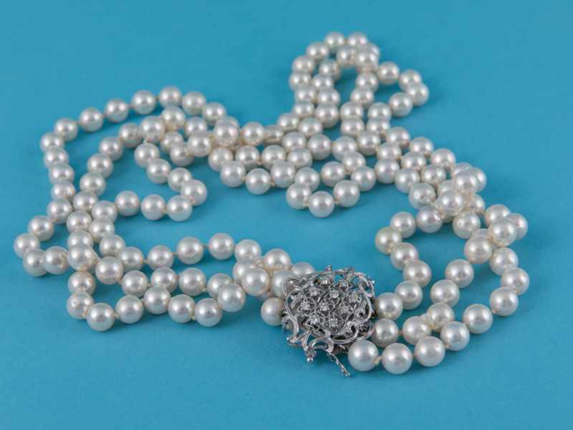 3 rhg. Akoja-Perlenkette mit 10 Brillanten besetzte Schließe, zusammen ca. 0,3 ct, 70- Jahre 750/- - Image 2 of 3