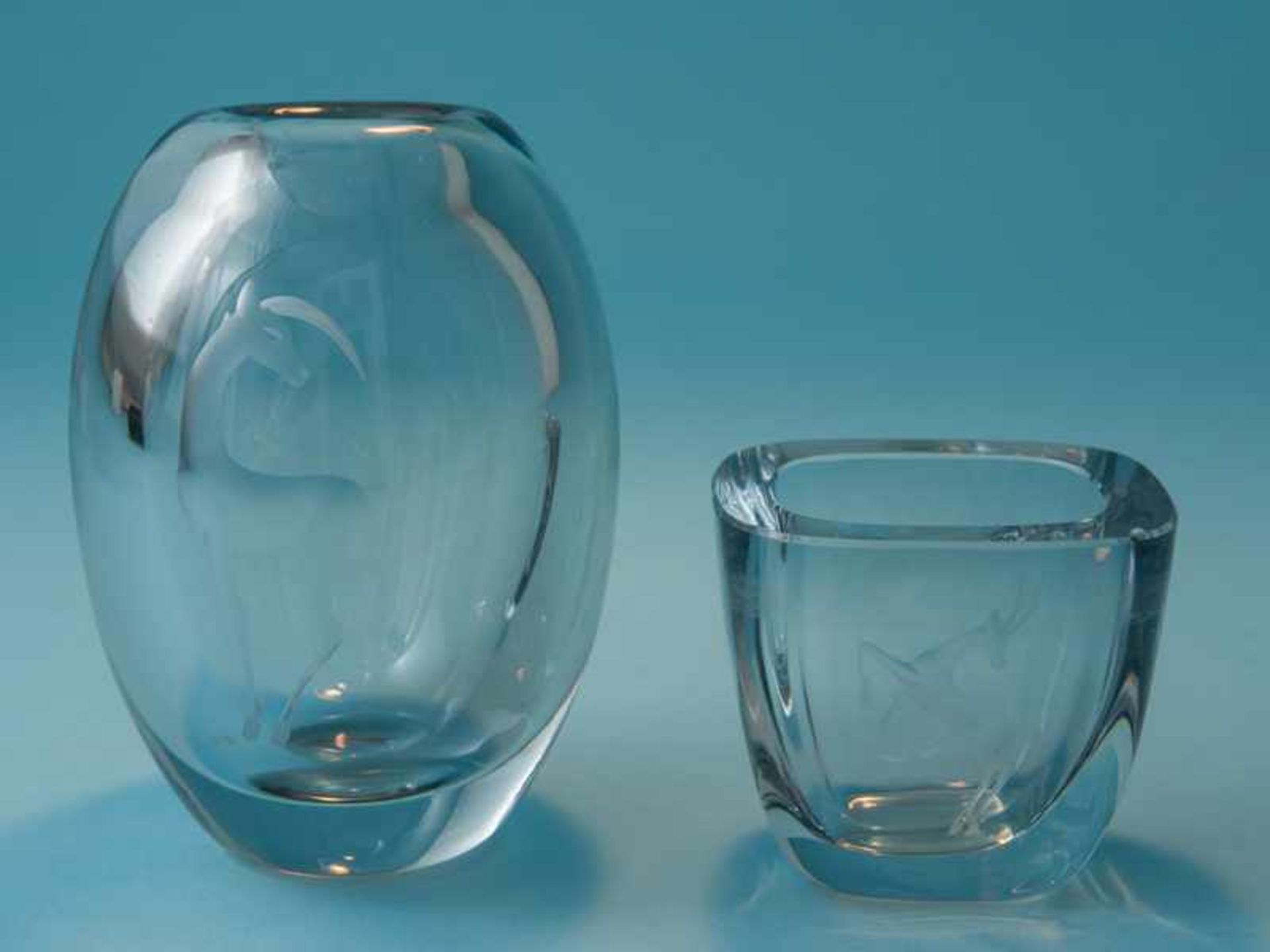 2 Vasen; wohl Skandinavien (Strömbergshyttan, Orrefors, Kosta?), Mitte 20. Jh. Massives Klarglas (