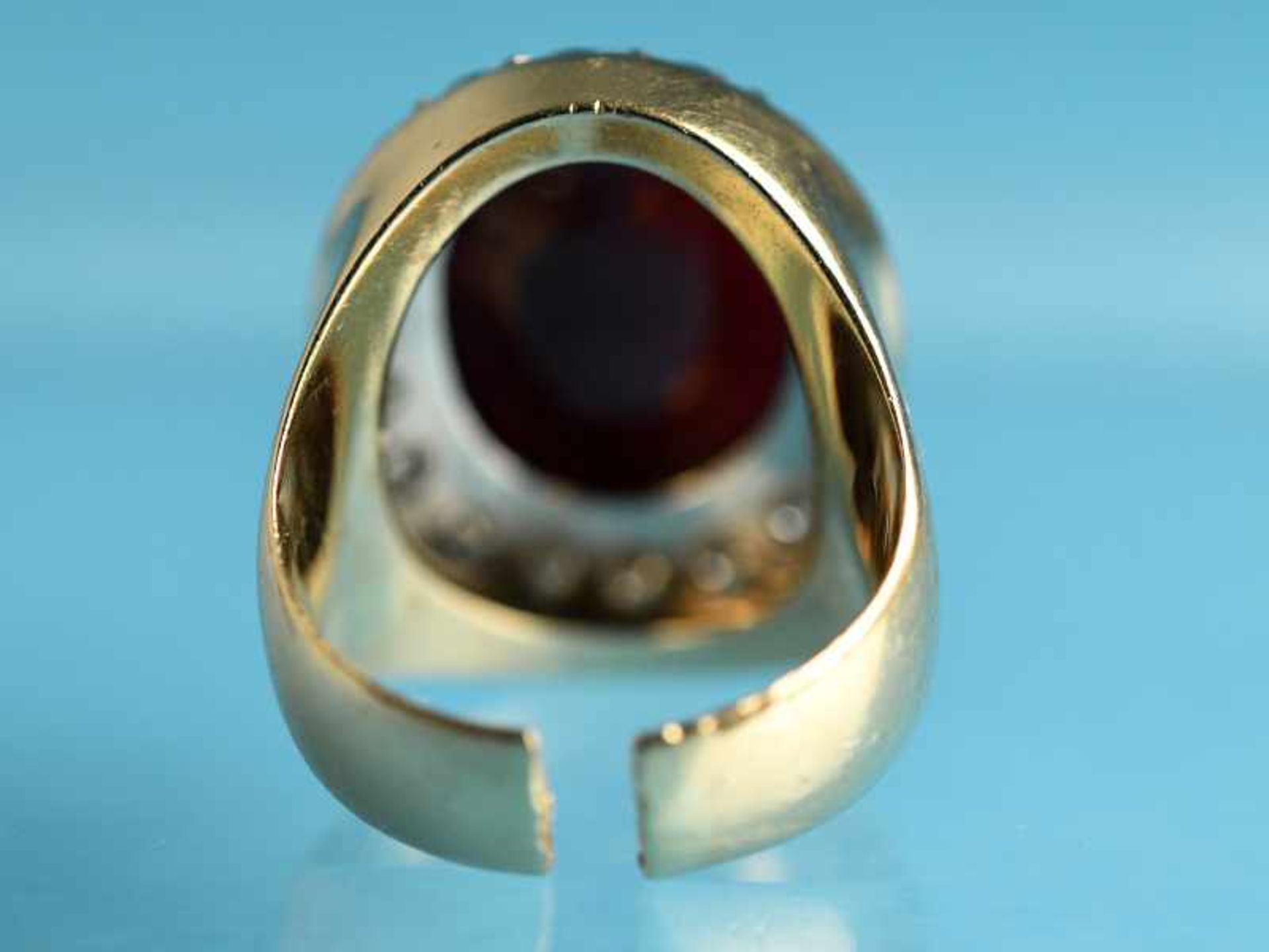 Massiver Bandring mit Rubin-Cabochon und 18 Brillanten, zusammen ca. 1 ct, 90- er Jahre 585/- - Bild 4 aus 5