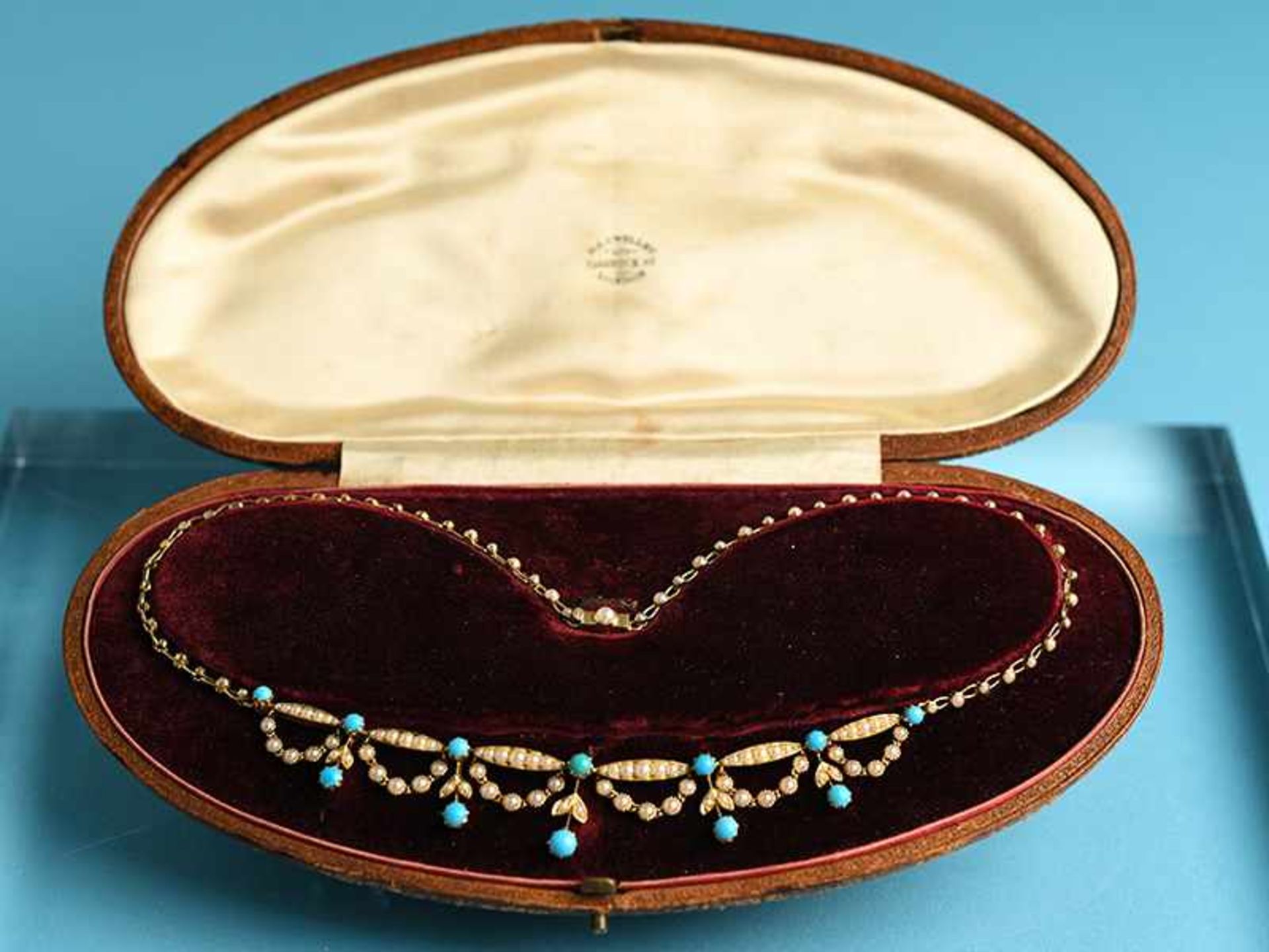 Collier mit Orient-Halbperlen und Türkis-Cabochons, im Original-Etui, D&J Wellby Ltd.Garrick St., - Image 5 of 5