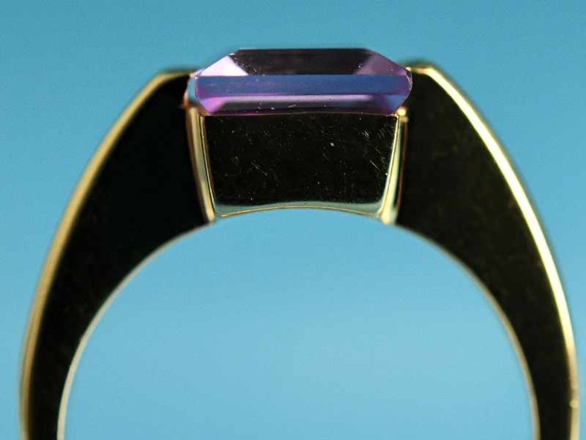 Ring mit Amethyst, 21. Jh. 585/- Gelbgold. Gesamtgewicht 6,4 g. Mittig gefaßter Amethyst im - Image 3 of 5