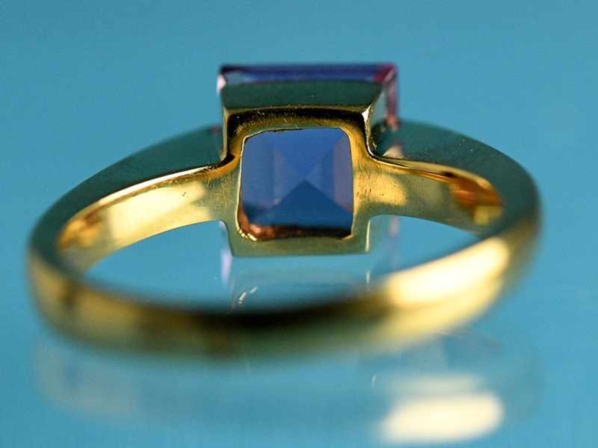 Ring mit Amethyst, 21. Jh. 585/- Gelbgold. Gesamtgewicht 6,4 g. Mittig gefaßter Amethyst im - Bild 5 aus 5