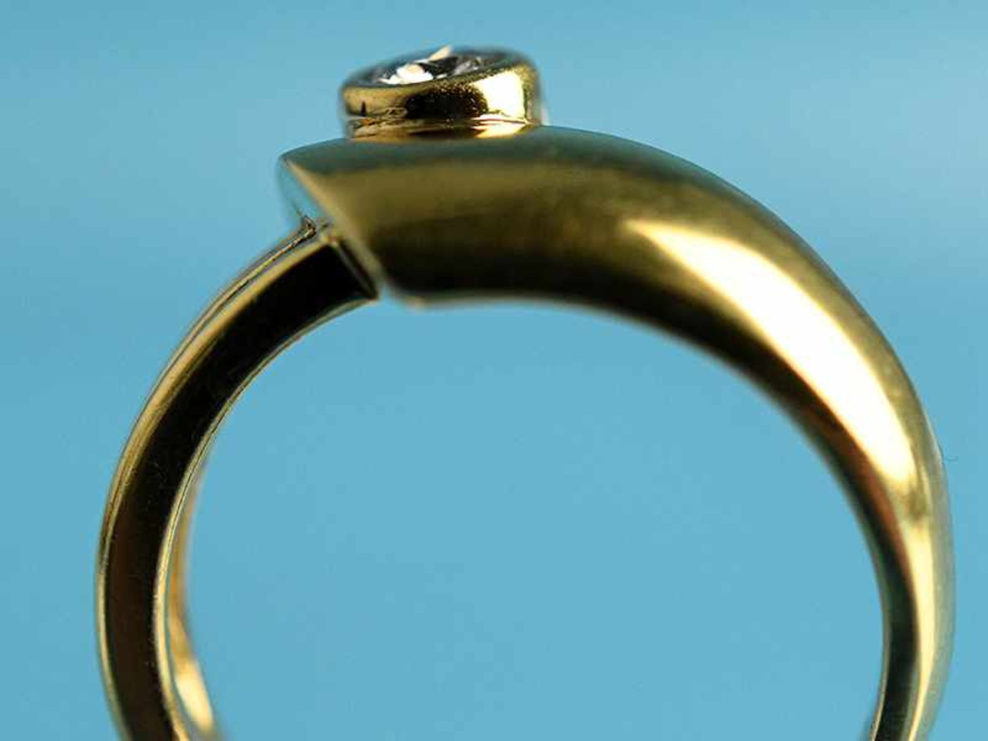 Ring mit Brillant ca. 0,10 ct, 90- er Jahre 750/- Gelbgold. Gesamtgewicht ca. 5,6 g. Stilisierte - Bild 2 aus 6