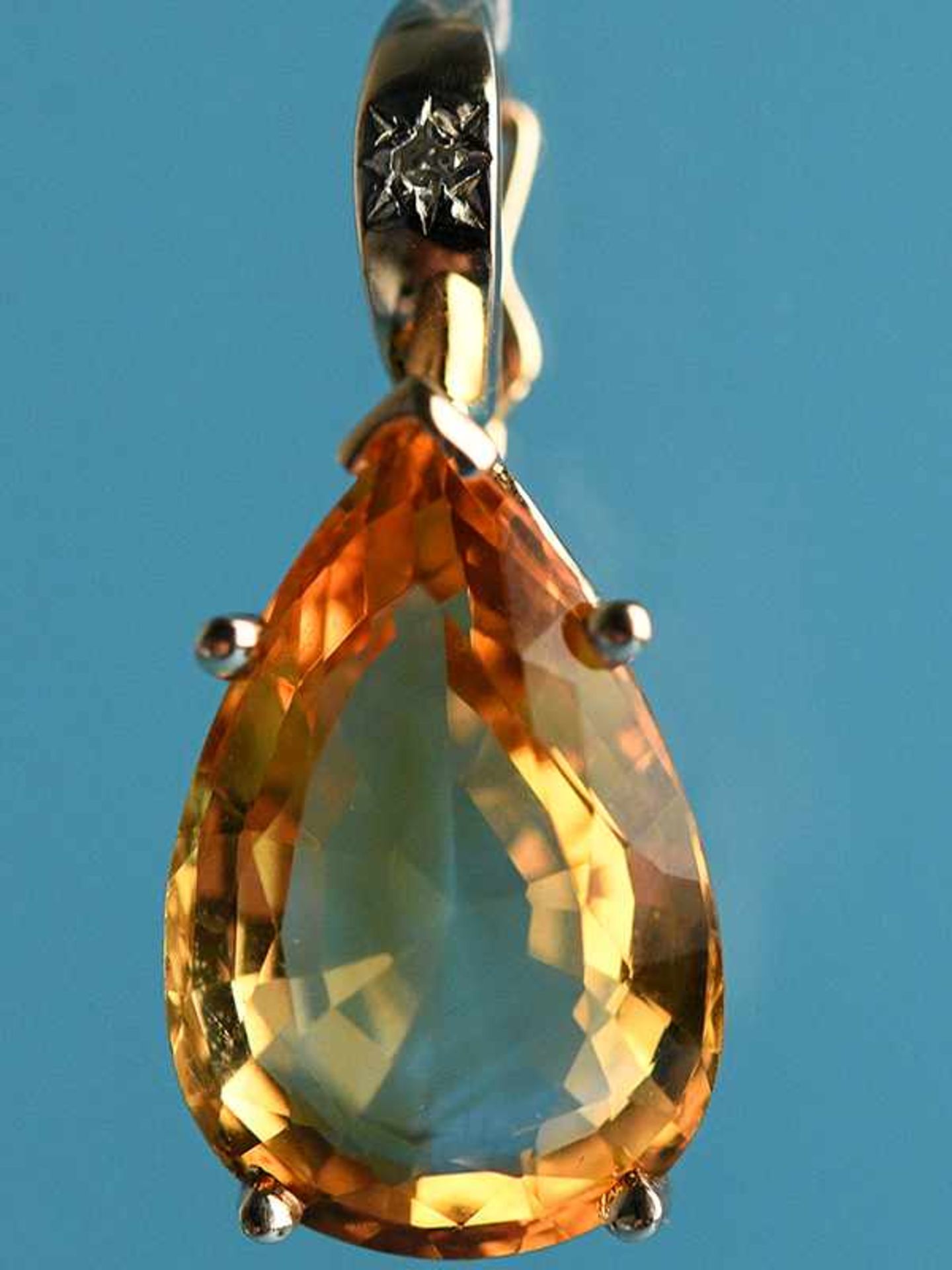 Anhänger mit Citrin und kleinem Achtkant-Diamant, 20. Jh. 585/- Gelbgold. Gesamtgewicht ca. 4,8 g.