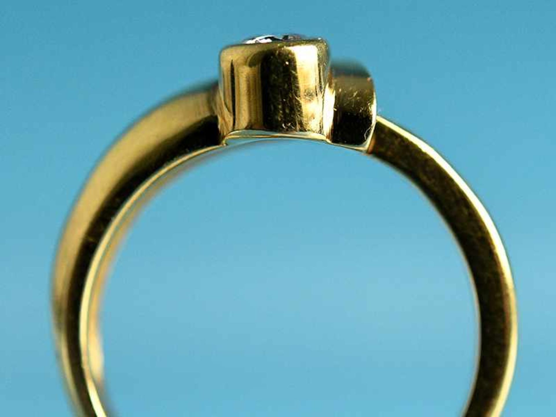 Ring mit Brillant ca. 0,10 ct, 90- er Jahre 750/- Gelbgold. Gesamtgewicht ca. 5,6 g. Stilisierte - Image 4 of 6