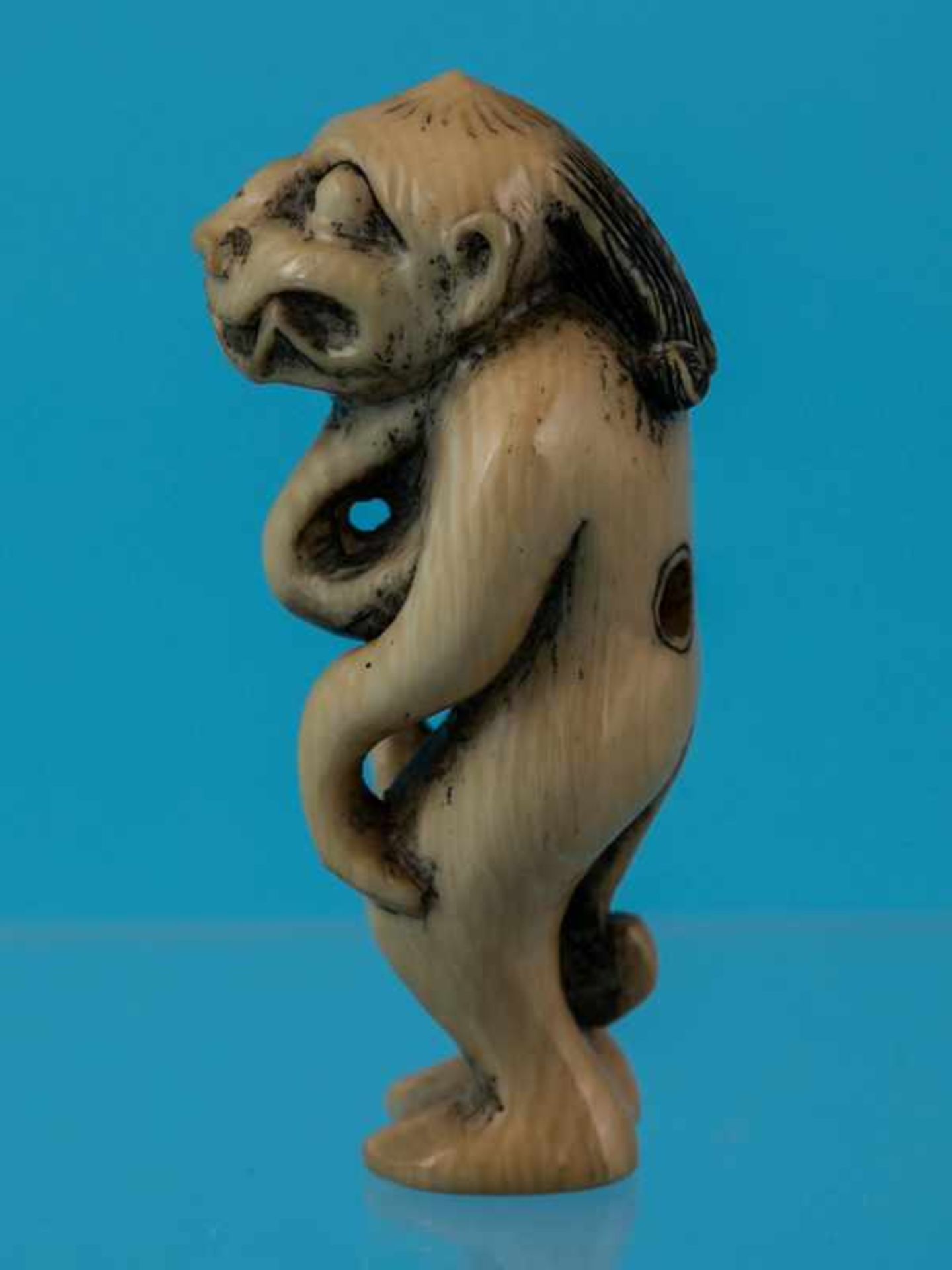 Netsuke, 18./ 19. Jh. "stehender Dämon". Elfenbein. Fein gravierter Strukturdekor, schwarz - Bild 3 aus 8