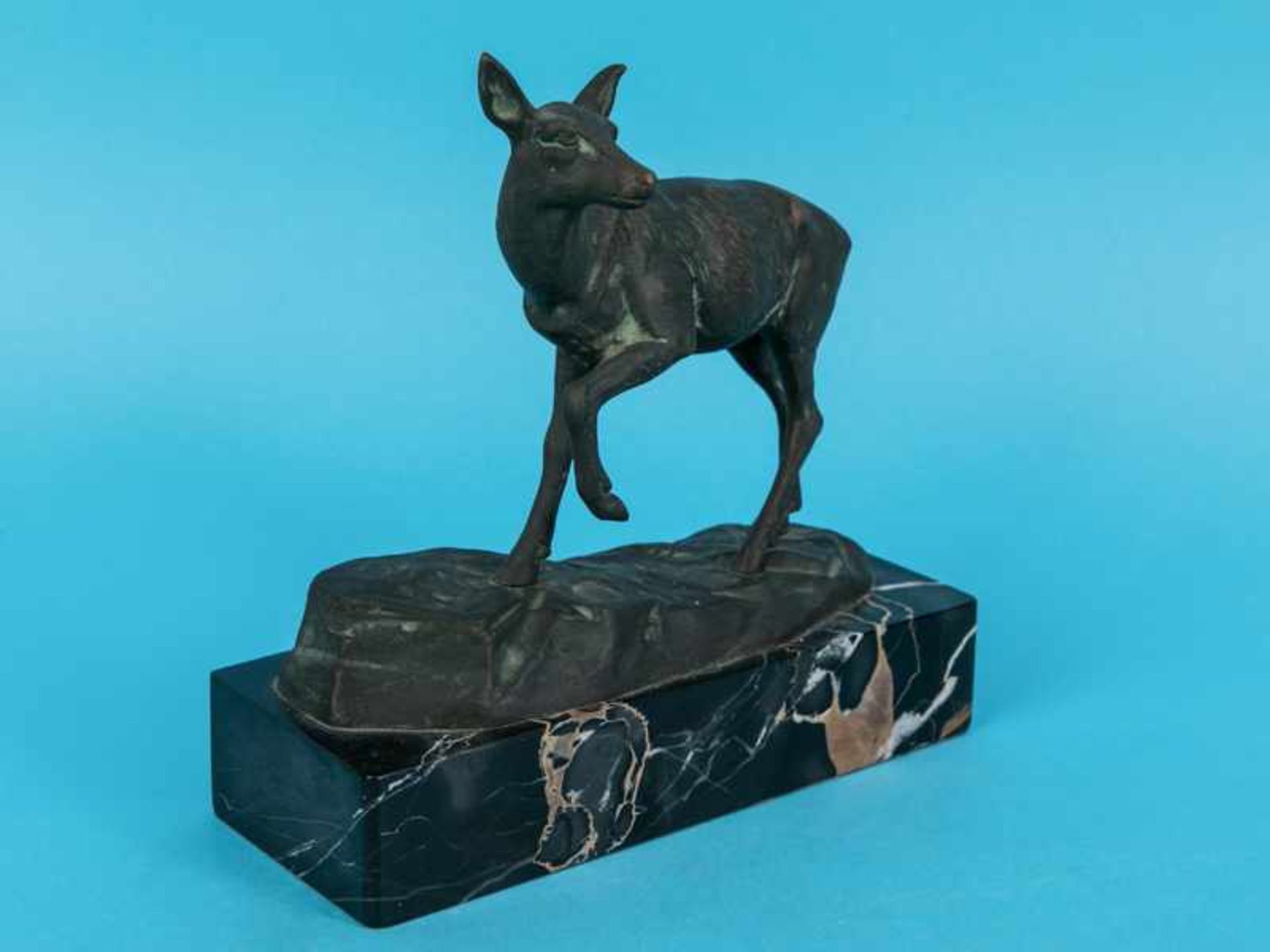 Poertzel, Otto (1976 - 1963) Bronzefigur "Reh" oder "Hirschkuh" auf rechteckigen Marmorsockel - Image 4 of 9