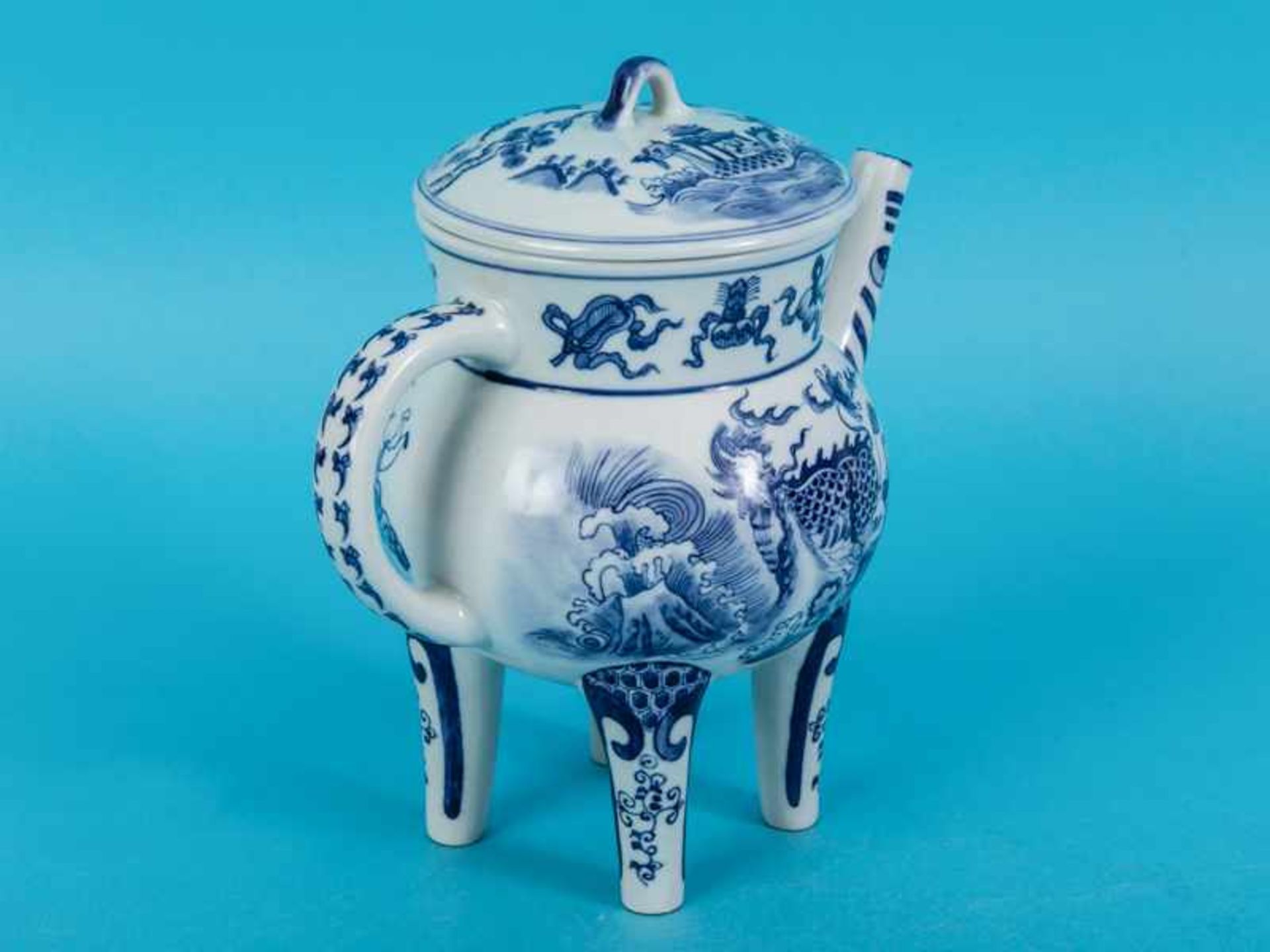 Teekanne im Qianlong-Stil, China, 20. Jh. Porzellan, matt weiß glasiert mit unter Glasur blauer - Bild 8 aus 9