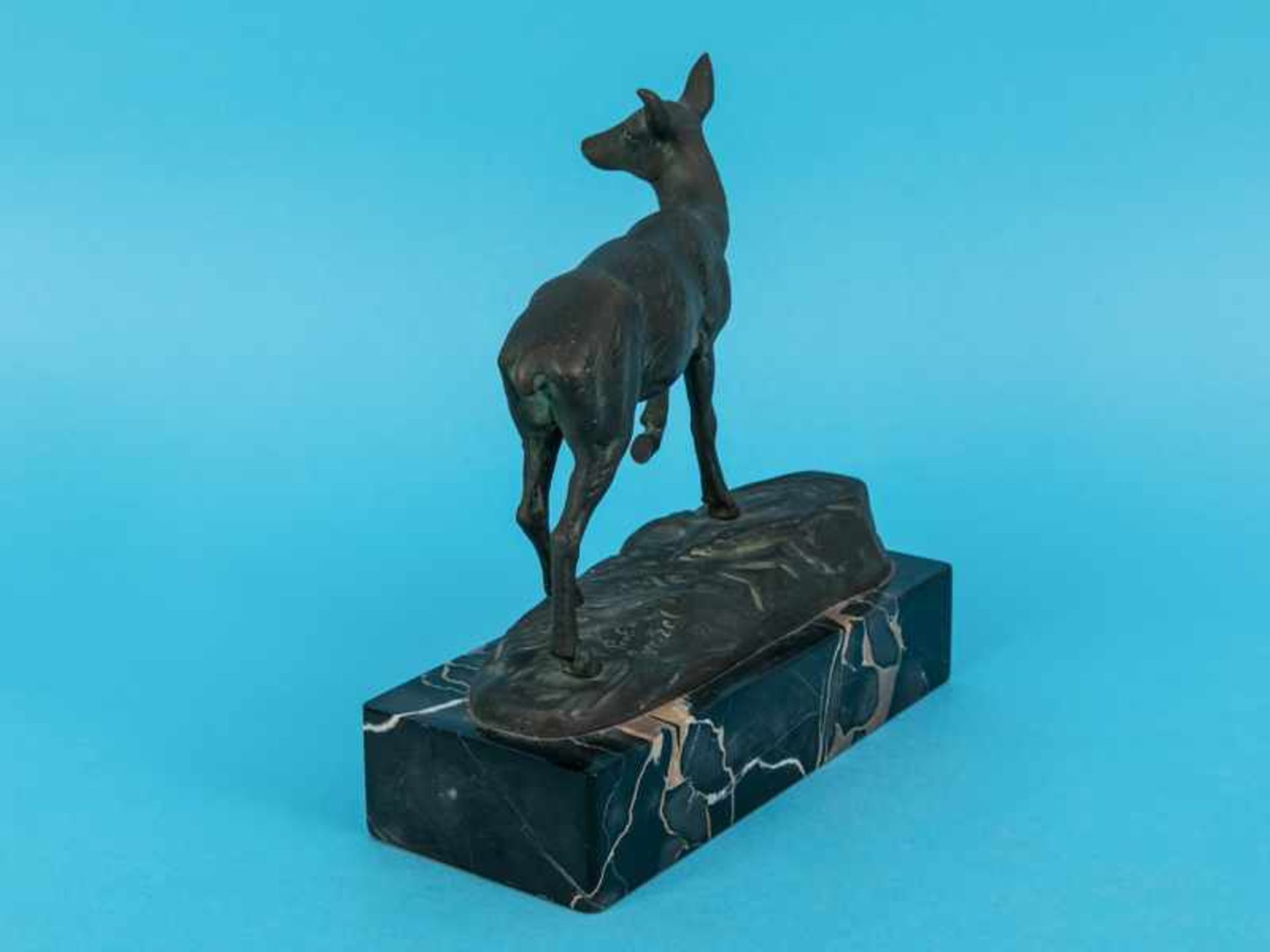 Poertzel, Otto (1976 - 1963) Bronzefigur "Reh" oder "Hirschkuh" auf rechteckigen Marmorsockel - Bild 7 aus 9