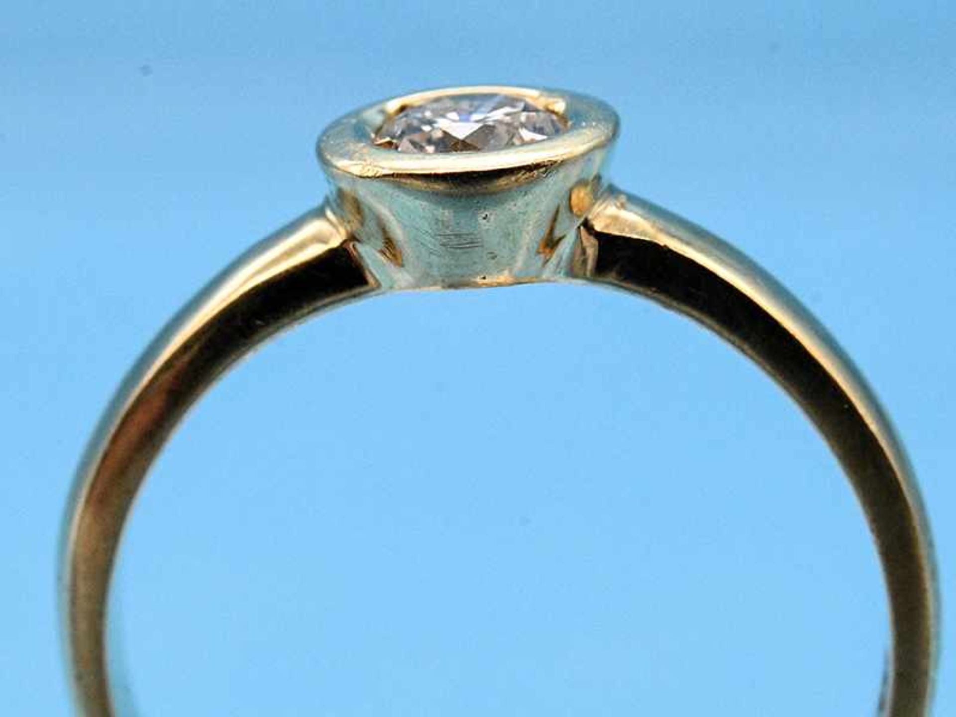 Solitärring mit Brillant ca. 0,3 ct, 80- er Jahre 585/- Gelbgold. Gesamtgewicht ca. 4,1 g. - Bild 3 aus 5