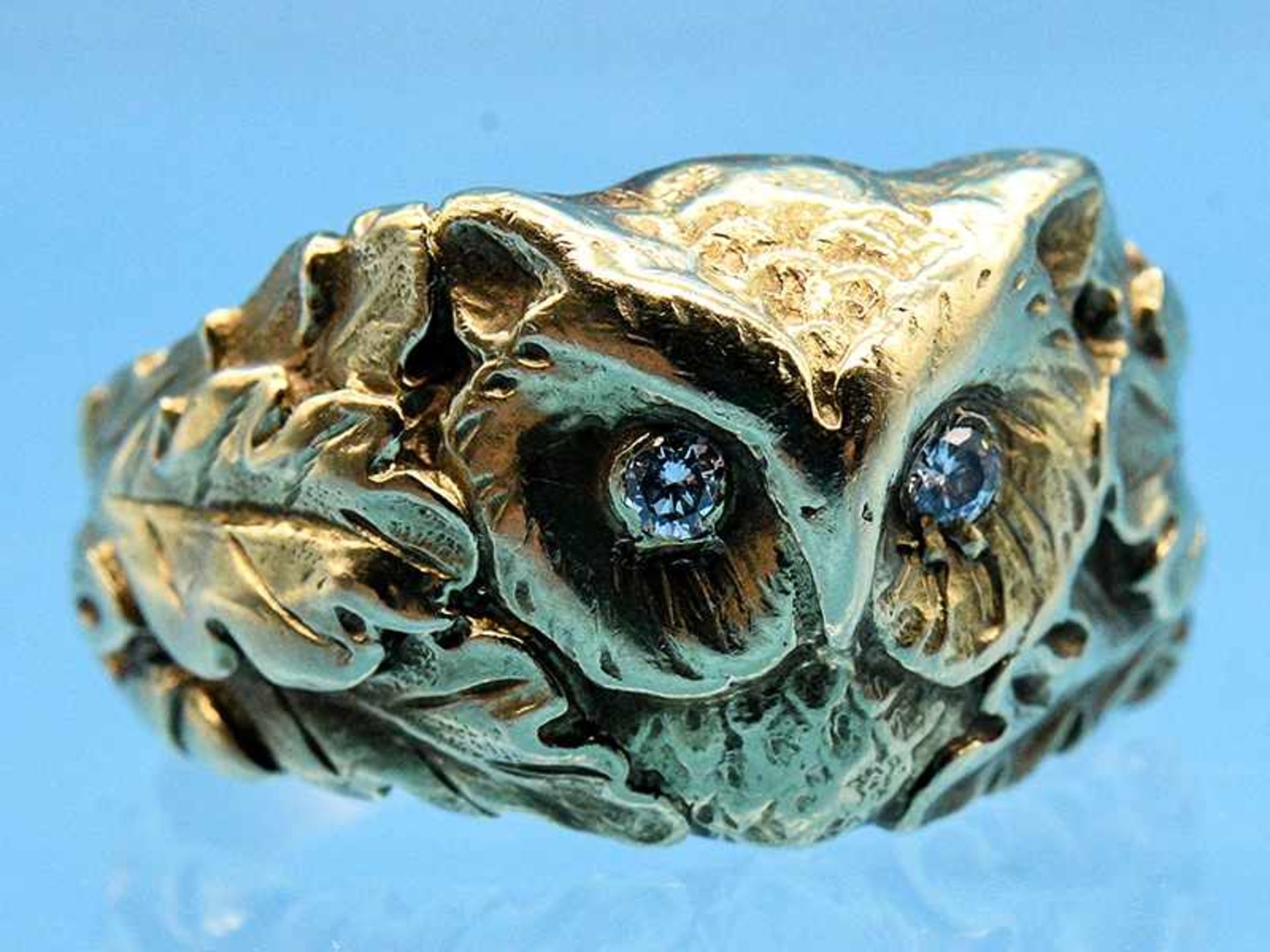 Ring "Eulenkopf" mit zwei kleinen Diamanten, zusammen ca. 0,02 ct, Goldschmiedearbeit, um 1900. - Bild 2 aus 5