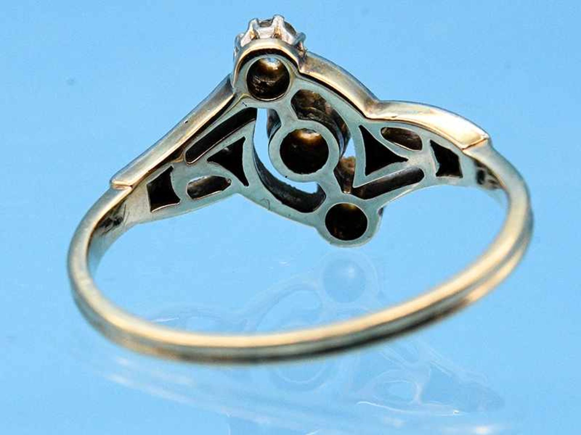 Ring mit 3 Altschliff- Diamanten, zusammen ca. 0,3 ct, Art Deco 585/- Gelbgold mit Silber - Bild 4 aus 4