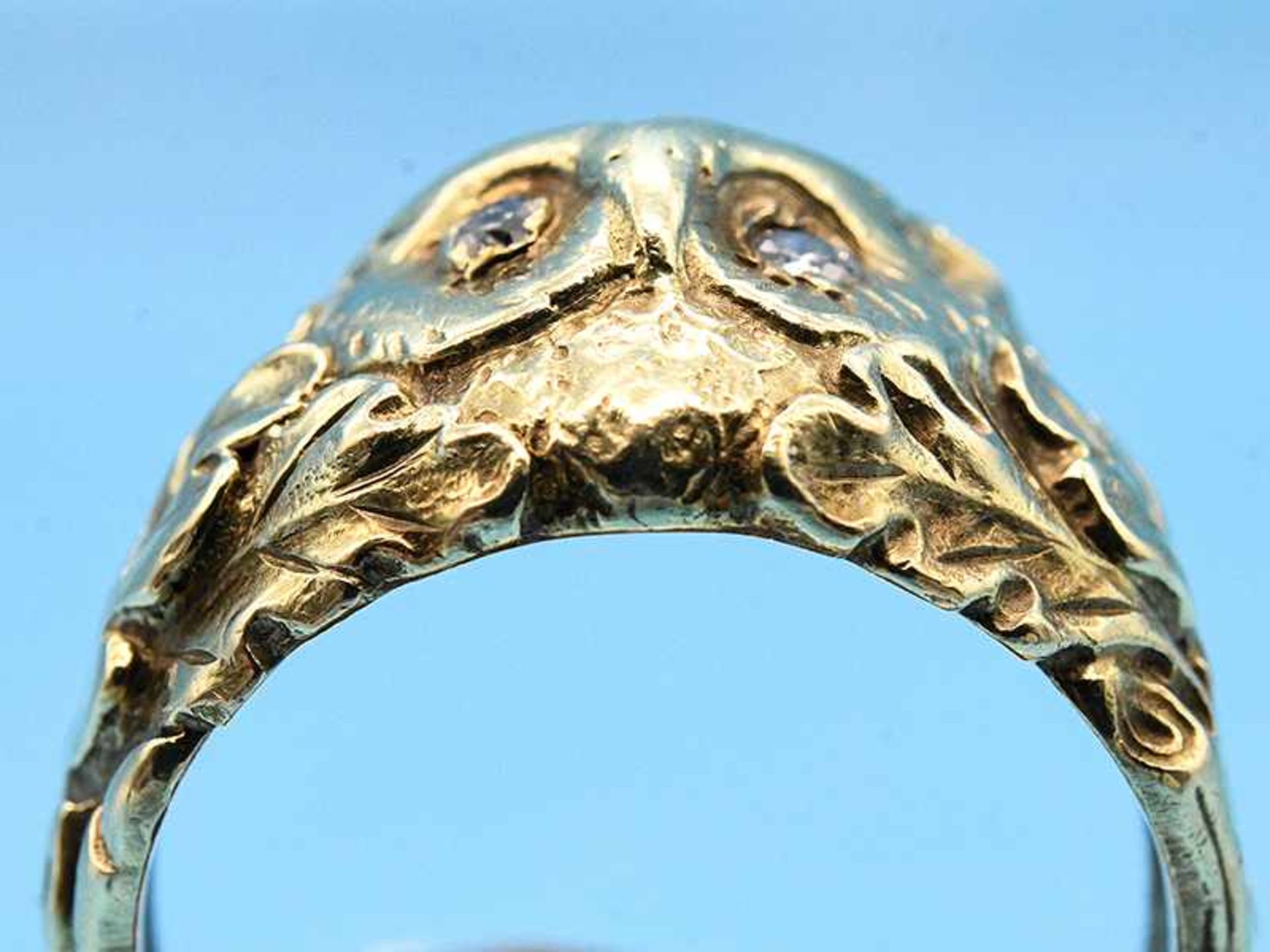 Ring "Eulenkopf" mit zwei kleinen Diamanten, zusammen ca. 0,02 ct, Goldschmiedearbeit, um 1900. - Image 4 of 5