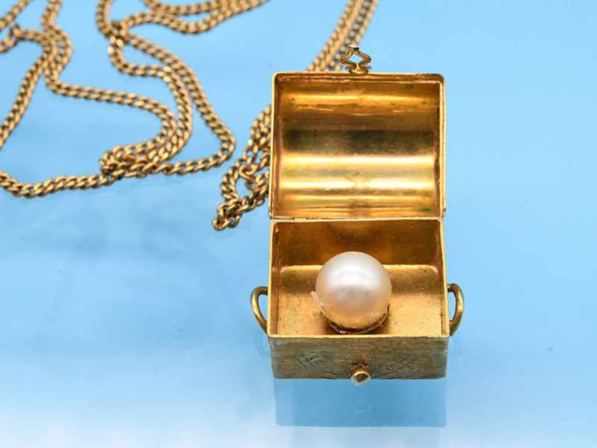 Anhänger "Schatztruhe" mit Akoja-Perle und Collierkette, 80- er Jahre 750/- Gelbgold. 18,9 g. - Bild 2 aus 4