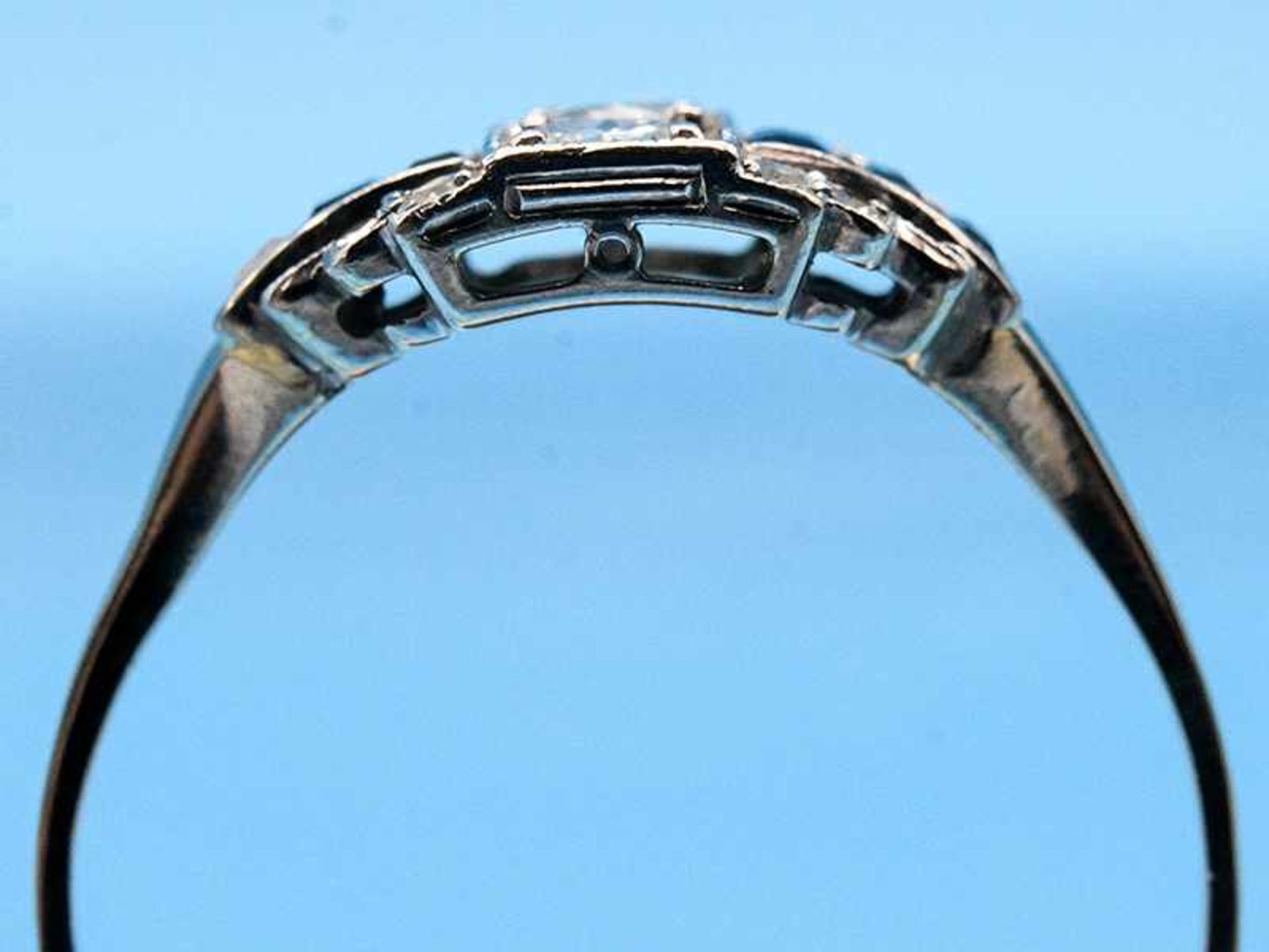 Ring mit Saphir-Carrées, Achtkant-Diamant und Altschliff-Diamanten, zusammen ca. 0,46 ct, Art Deco - Image 3 of 5