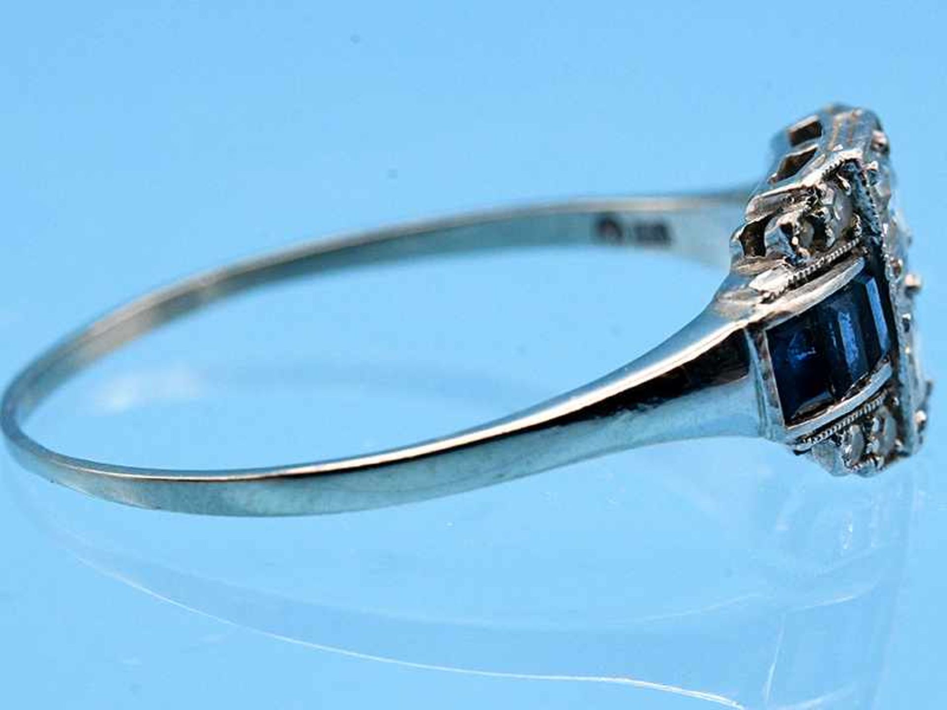 Ring mit Saphir-Carrées, Achtkant-Diamant und Altschliff-Diamanten, zusammen ca. 0,46 ct, Art Deco - Image 4 of 5