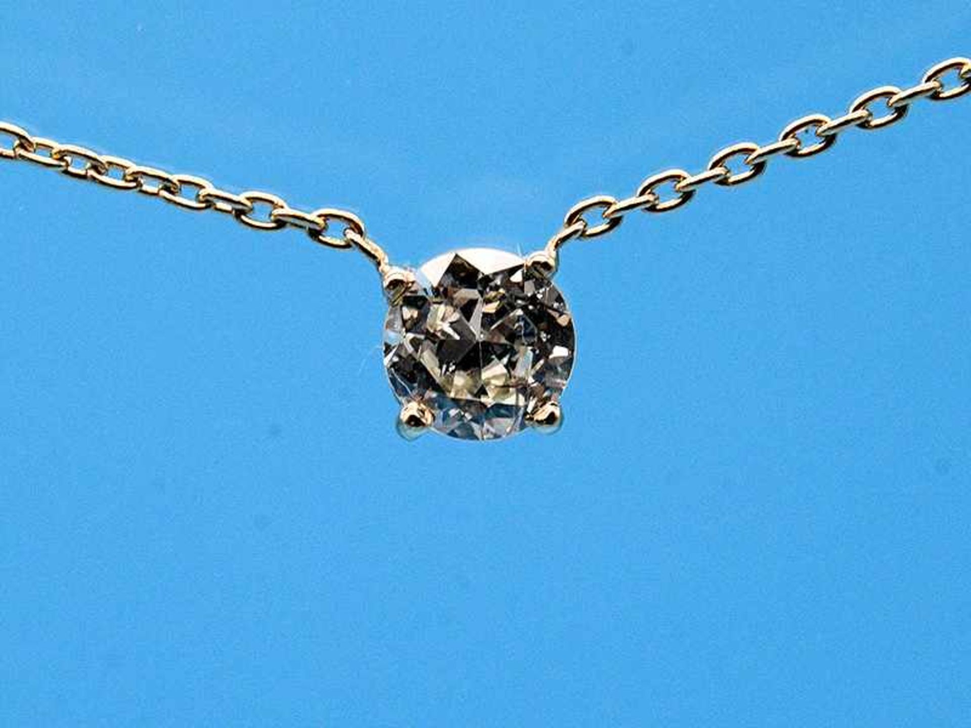 Feines Collier mit Solitäranhänger ca. 0,45 ct Altschliff-Diamant, 21. Jh. 750/- Gelbgold. Feine