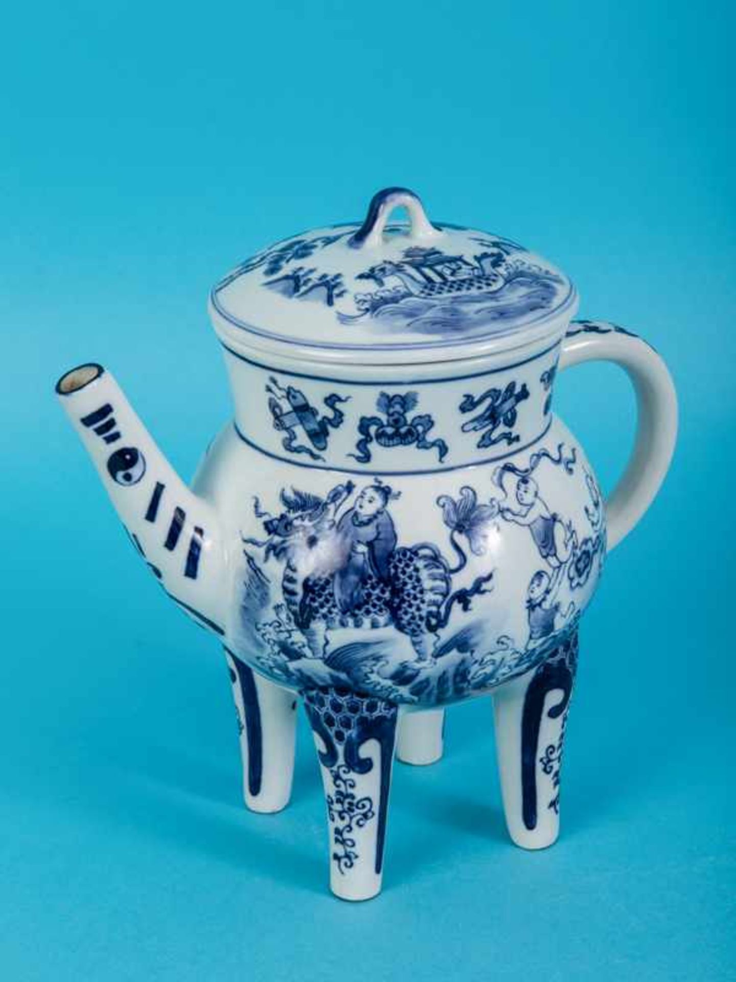 Teekanne im Qianlong-Stil, China, 20. Jh. Porzellan, matt weiß glasiert mit unter Glasur blauer - Bild 7 aus 9
