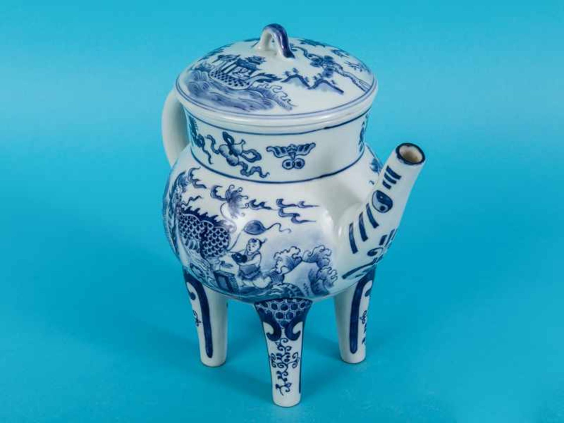 Teekanne im Qianlong-Stil, China, 20. Jh. Porzellan, matt weiß glasiert mit unter Glasur blauer - Image 3 of 9