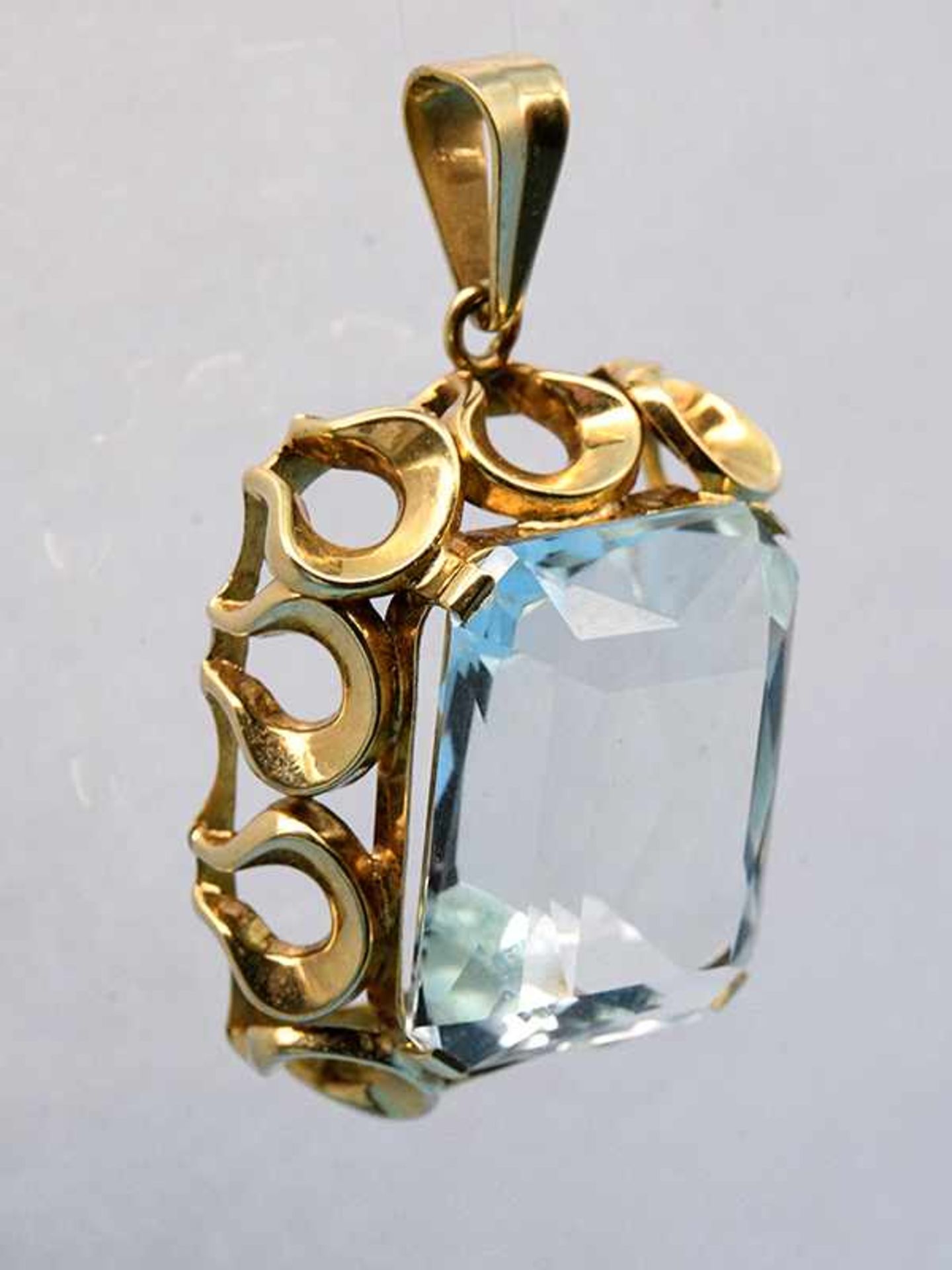 Anhänger mit Aquamarin ca. 22,5 ct, 60- er Jahre 585/- Gelbgold. Gesamtgewicht ca. 8,2 g. - Bild 2 aus 2