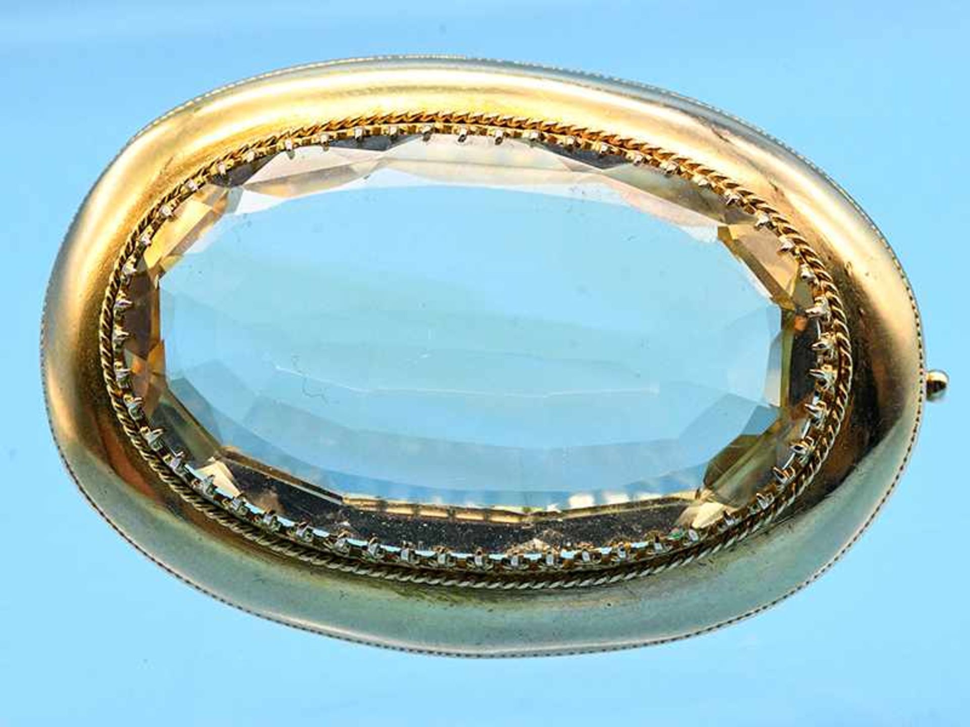 Brosche mit Citrin, um 1900 585/- Gelbgold. Gesamtgewicht ca. 9,4 g. Querovaler, facettierter Citrin