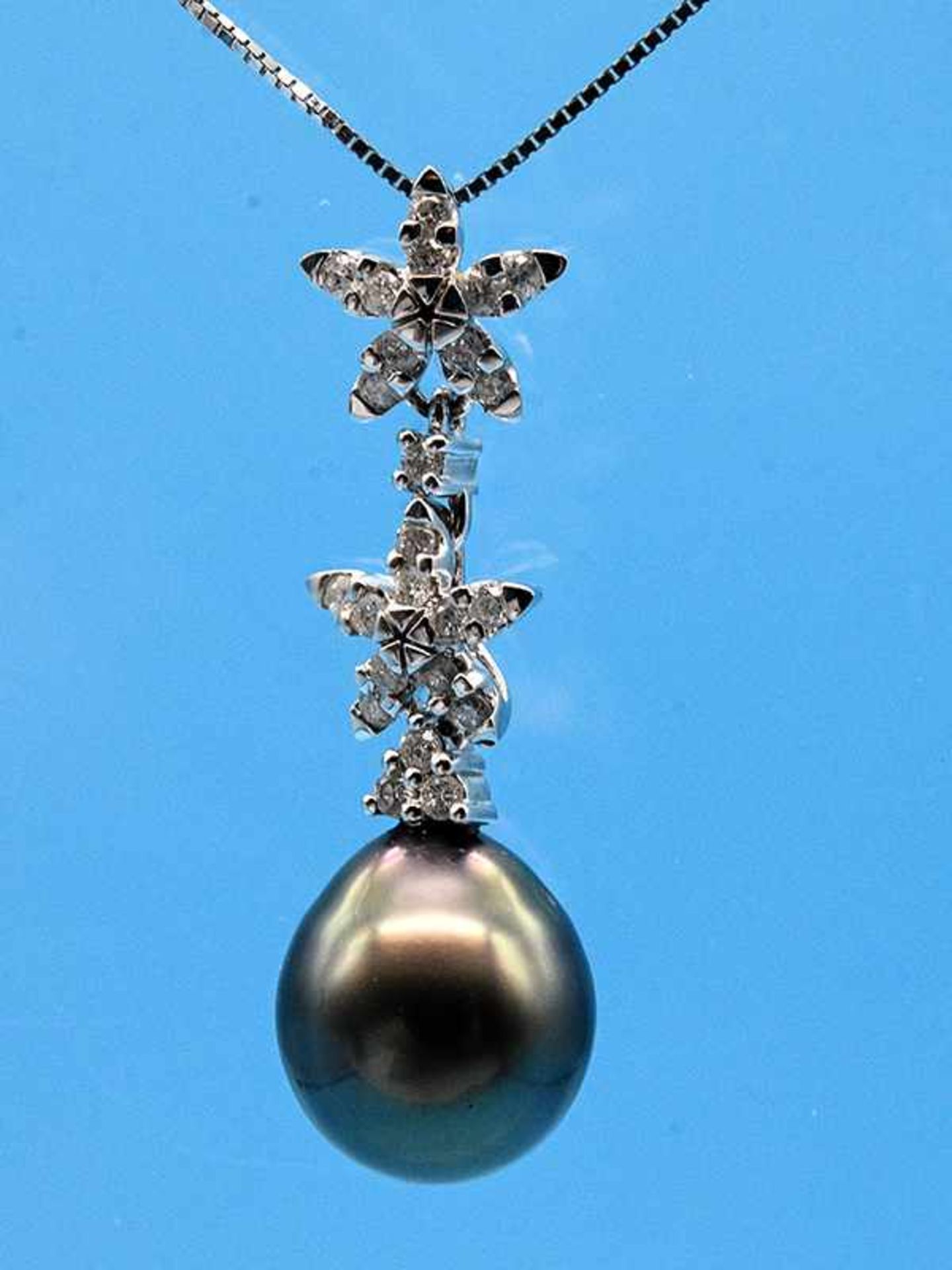 Anhänger mit grauer Tahiti-Perle und 24 kleinen Diamanten, zusammen ca. 0,12 ct, 20. Jh. 585/-