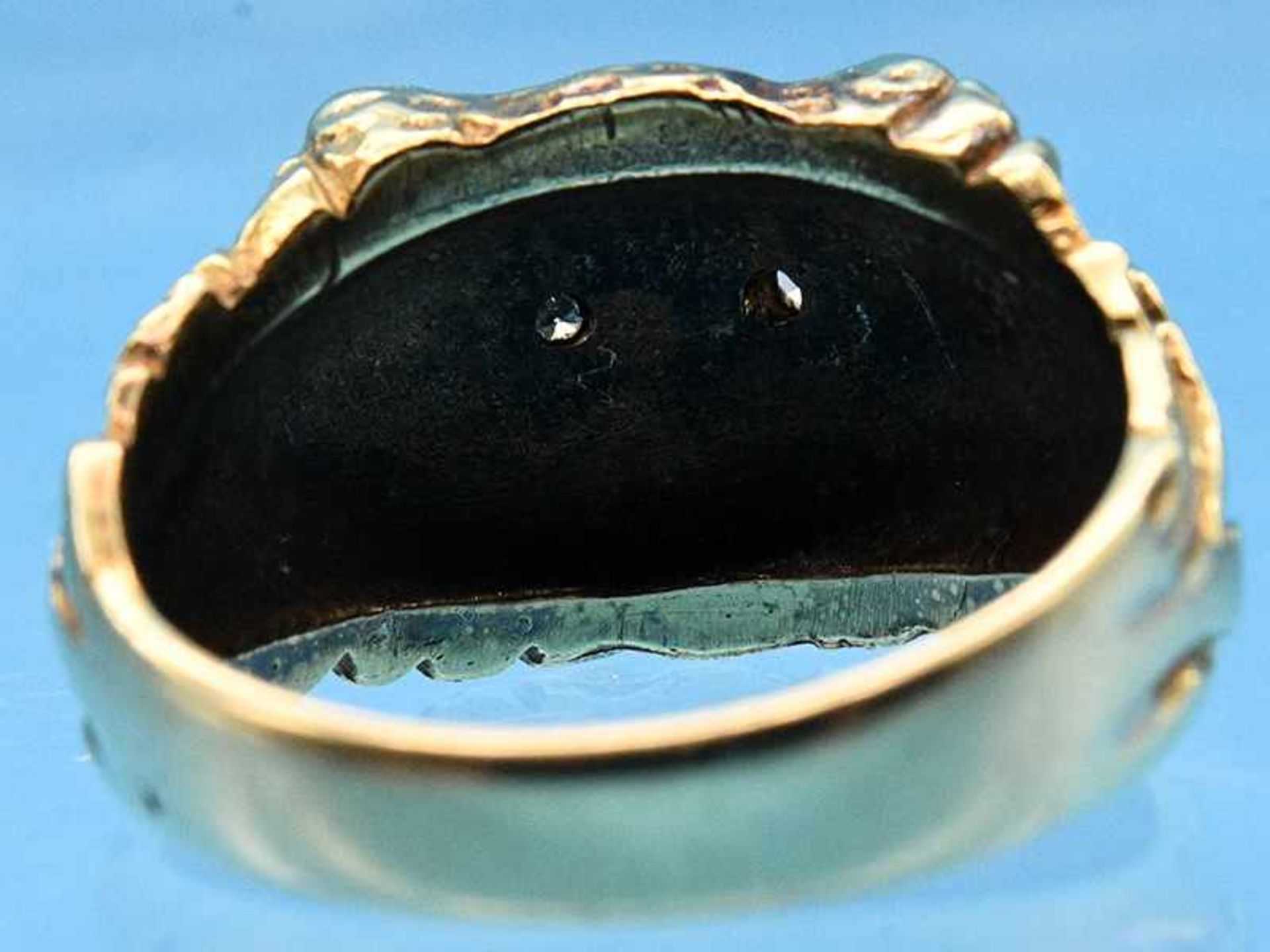 Ring "Eulenkopf" mit zwei kleinen Diamanten, zusammen ca. 0,02 ct, Goldschmiedearbeit, um 1900. - Bild 5 aus 5