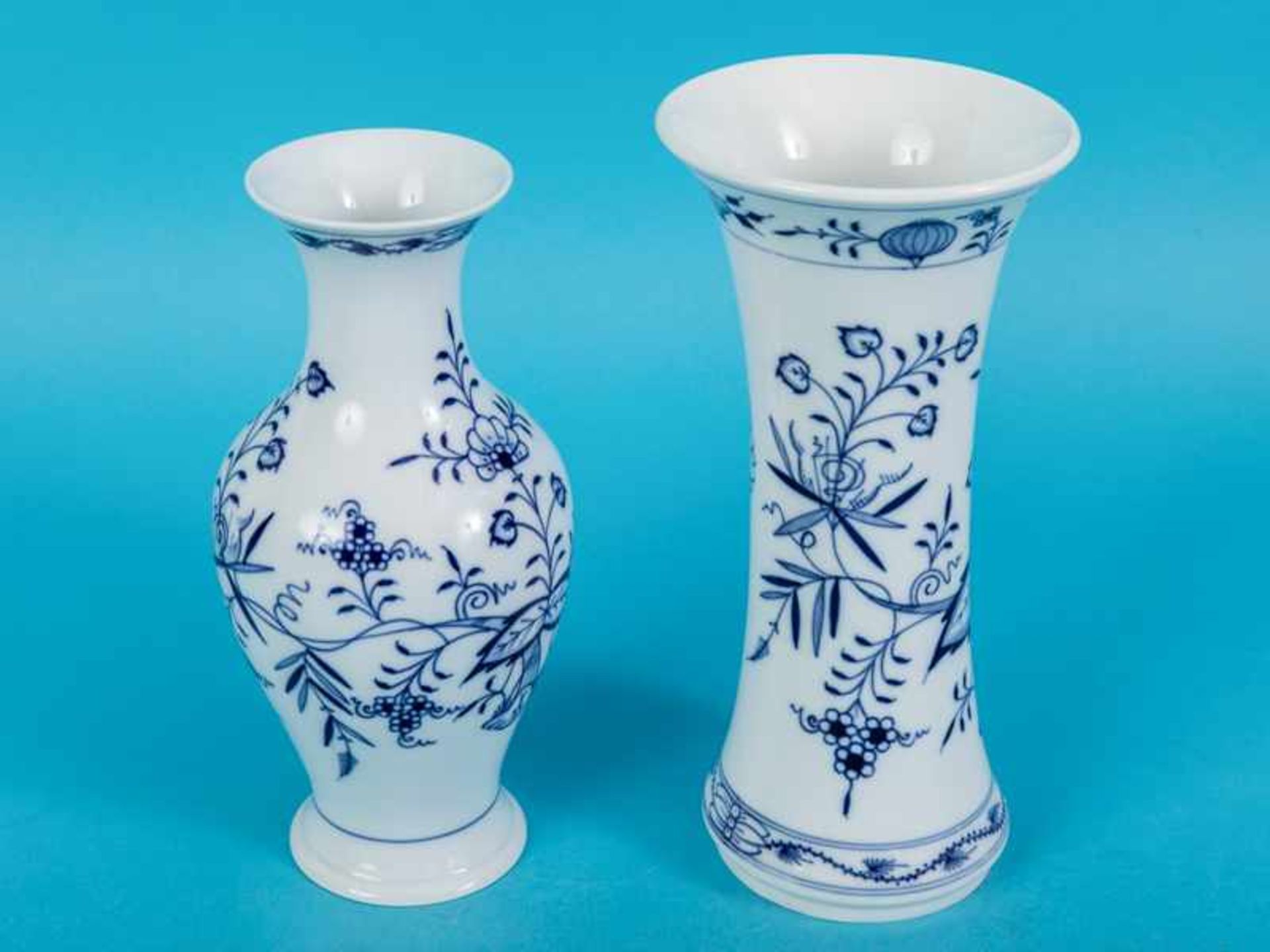 2 verschiedene Vasen, "Zwiebelmuster", Meissen, 20. Jh. Weißporzellan mit unter Glasur blauer " - Bild 2 aus 7