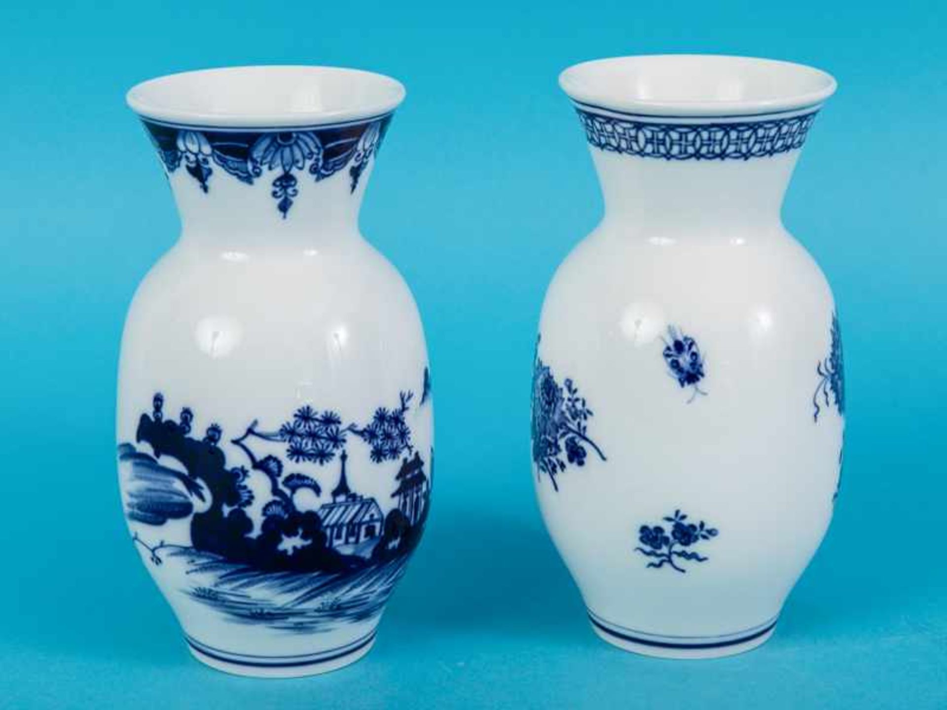 Paar Vasen mit verschiedenen Blaudekoren, Meissen, 20. Jh. Weißporzellan mit unter Glasur blauen - Image 6 of 6