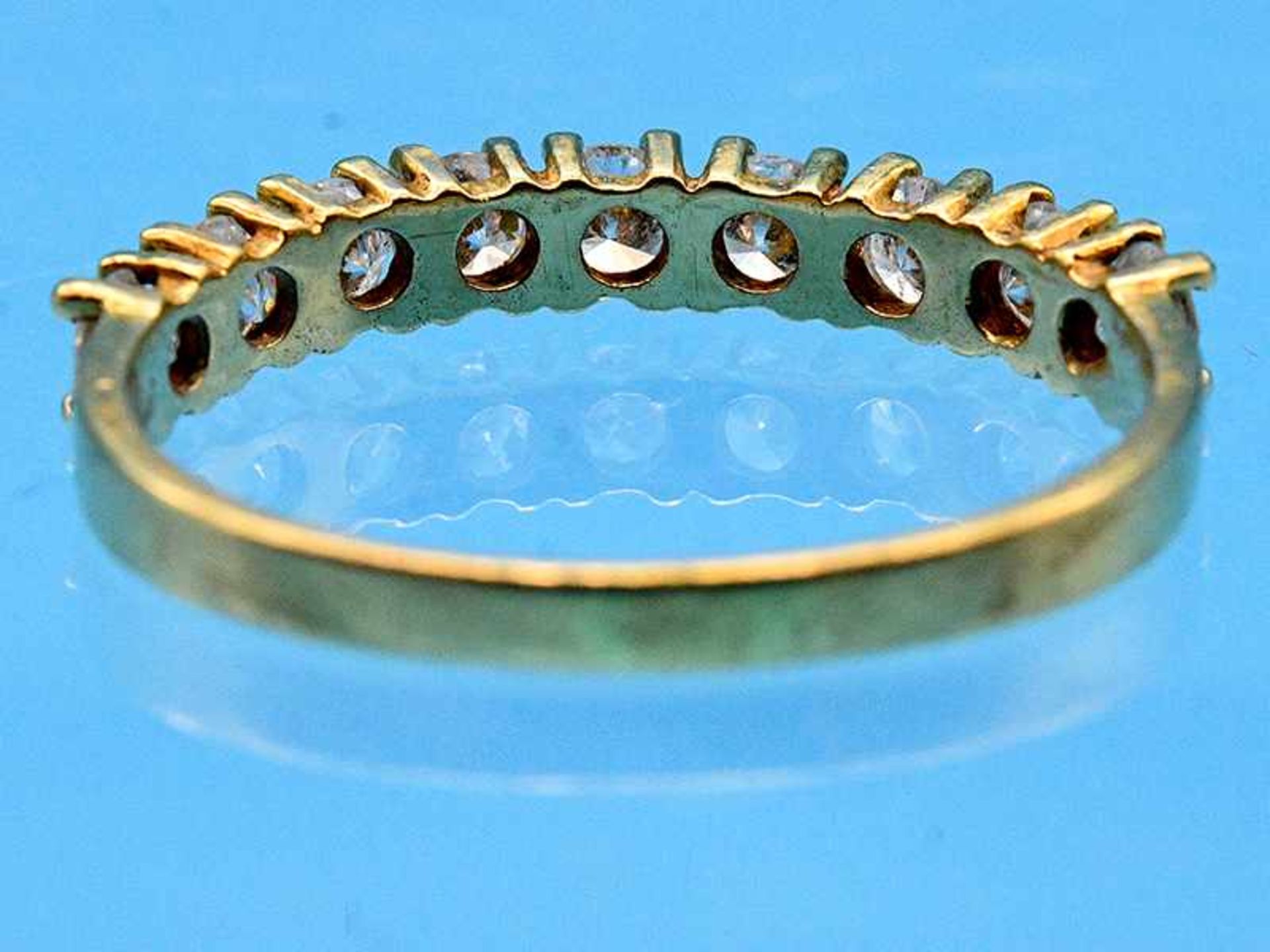 Memory-Ring mit 9 Brillanten, zusammen ca. 0,9 ct, 20. Jh. 585/- Gelbgold. Gesamtgewicht ca. 2,3 - Bild 4 aus 4