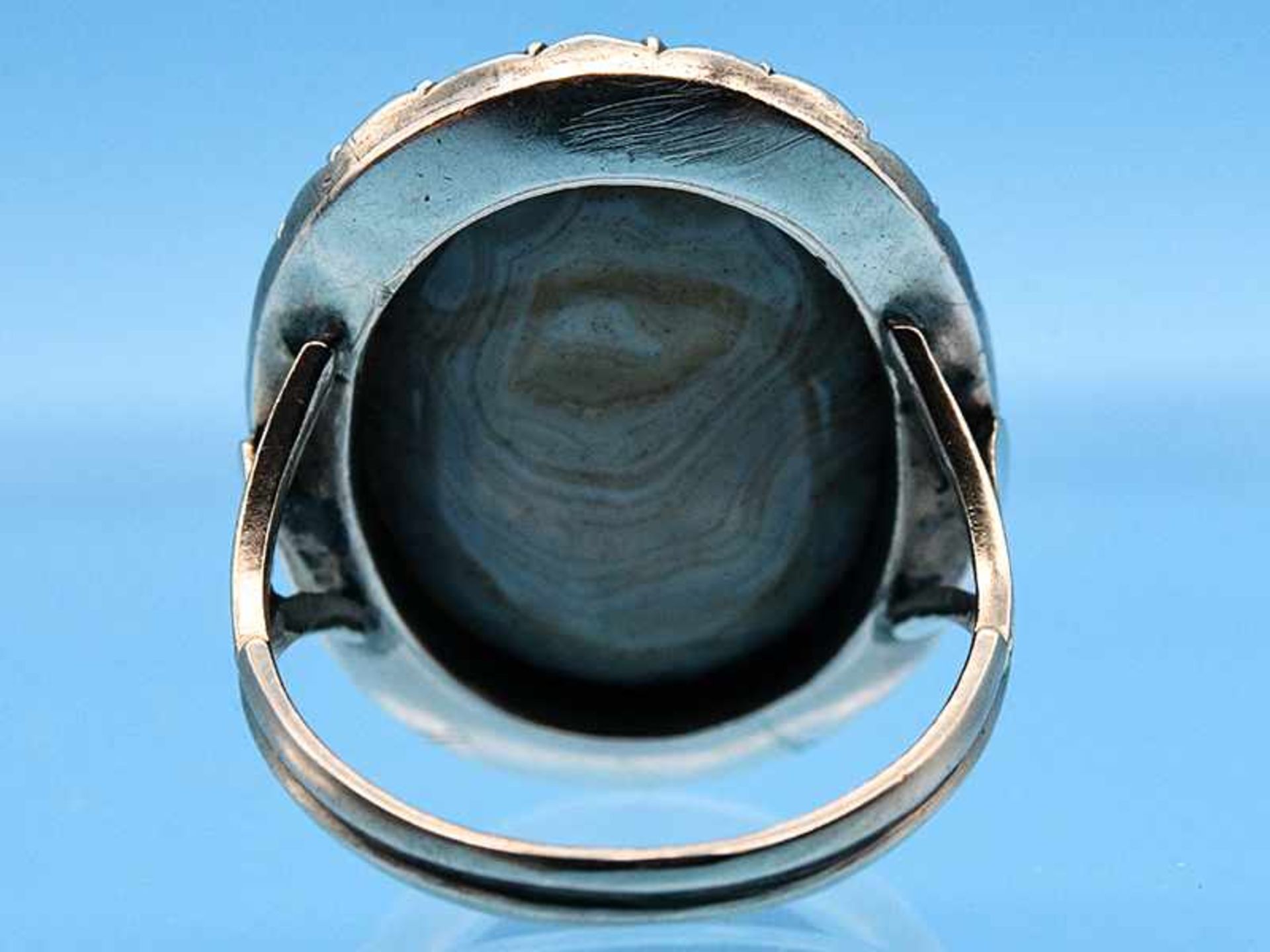 Antiker Ring mit Streifenachat-Cabochon und Bergkristall, England 19. Jh. Silber vergoldet. - Bild 3 aus 3