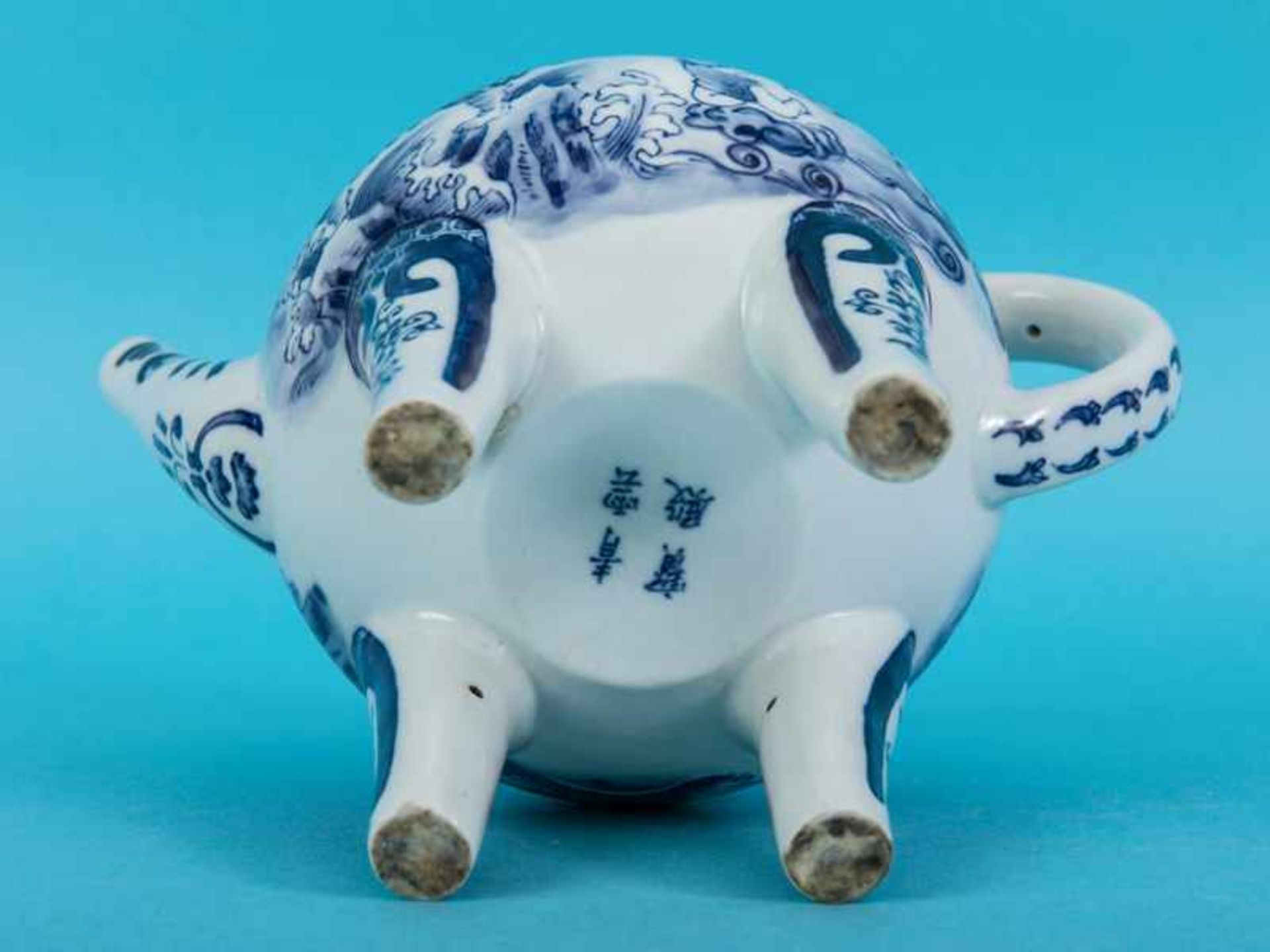 Teekanne im Qianlong-Stil, China, 20. Jh. Porzellan, matt weiß glasiert mit unter Glasur blauer - Image 4 of 9
